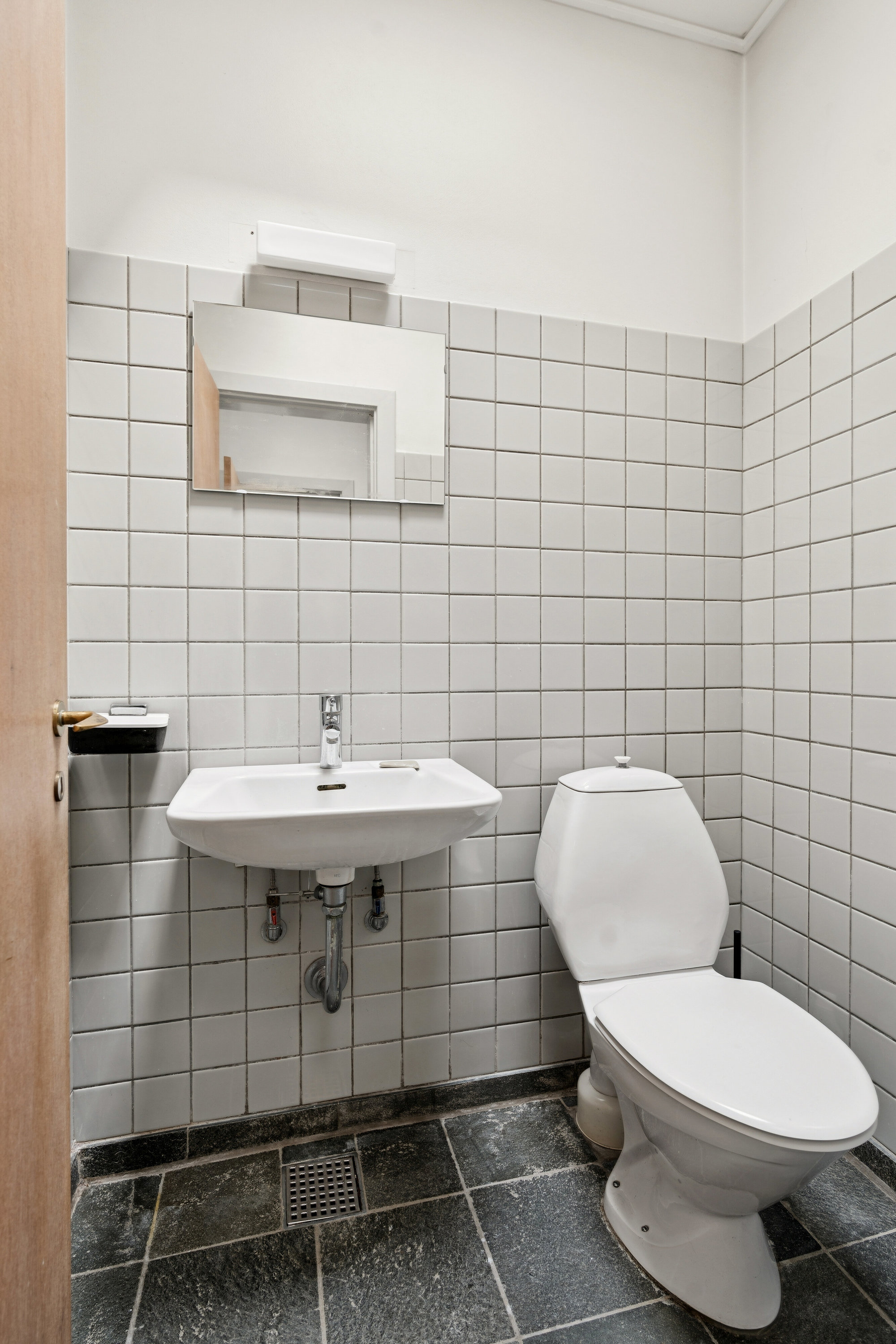 Fremhævet toilet billede i fuldskærmstilstand. Billede af Ådalen 23, 7200 Grindsted
