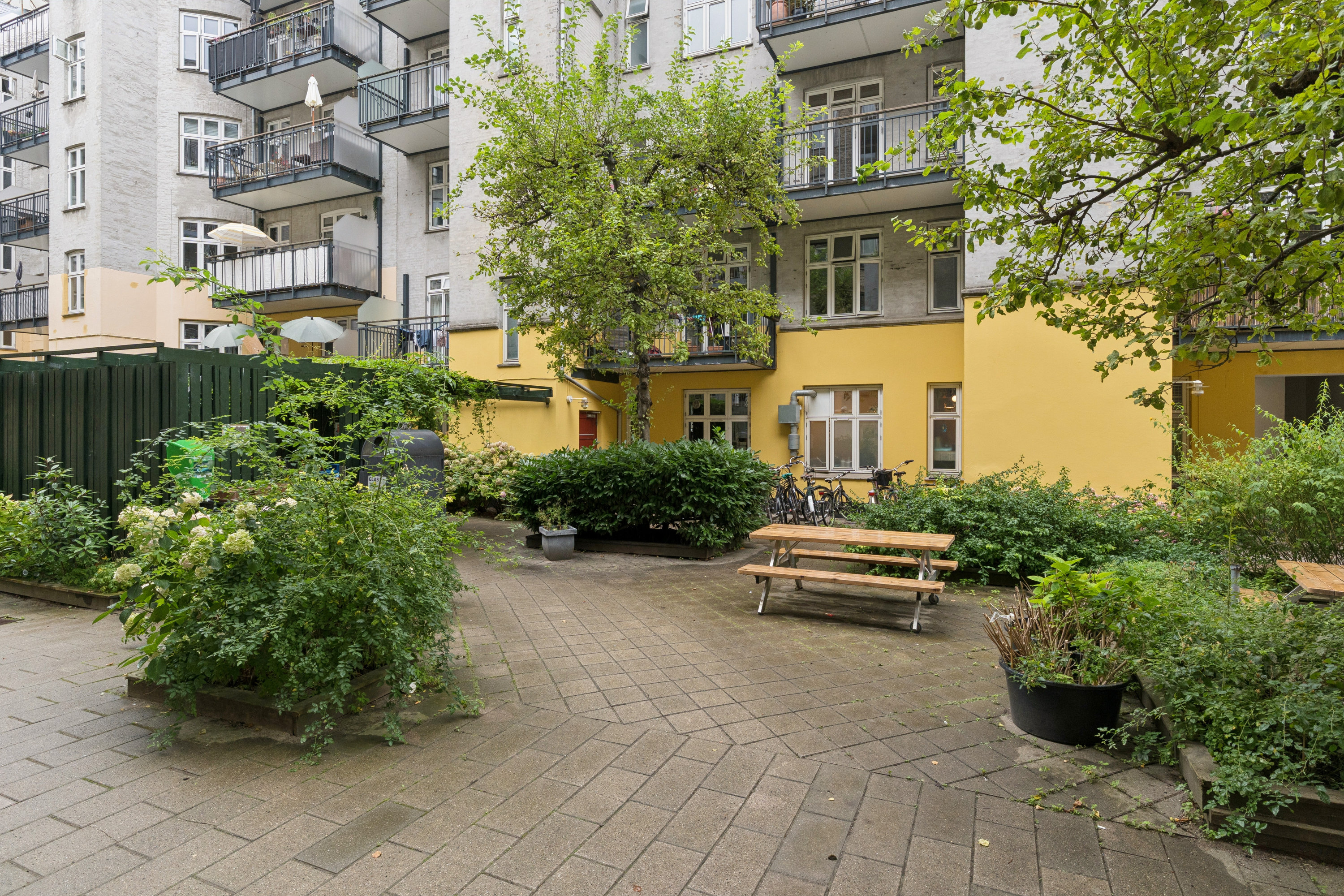 Fremhævet gårdmiljø billede i fuldskærmstilstand. Billede af Ålborggade 9, 2. tv., 2100 København Ø