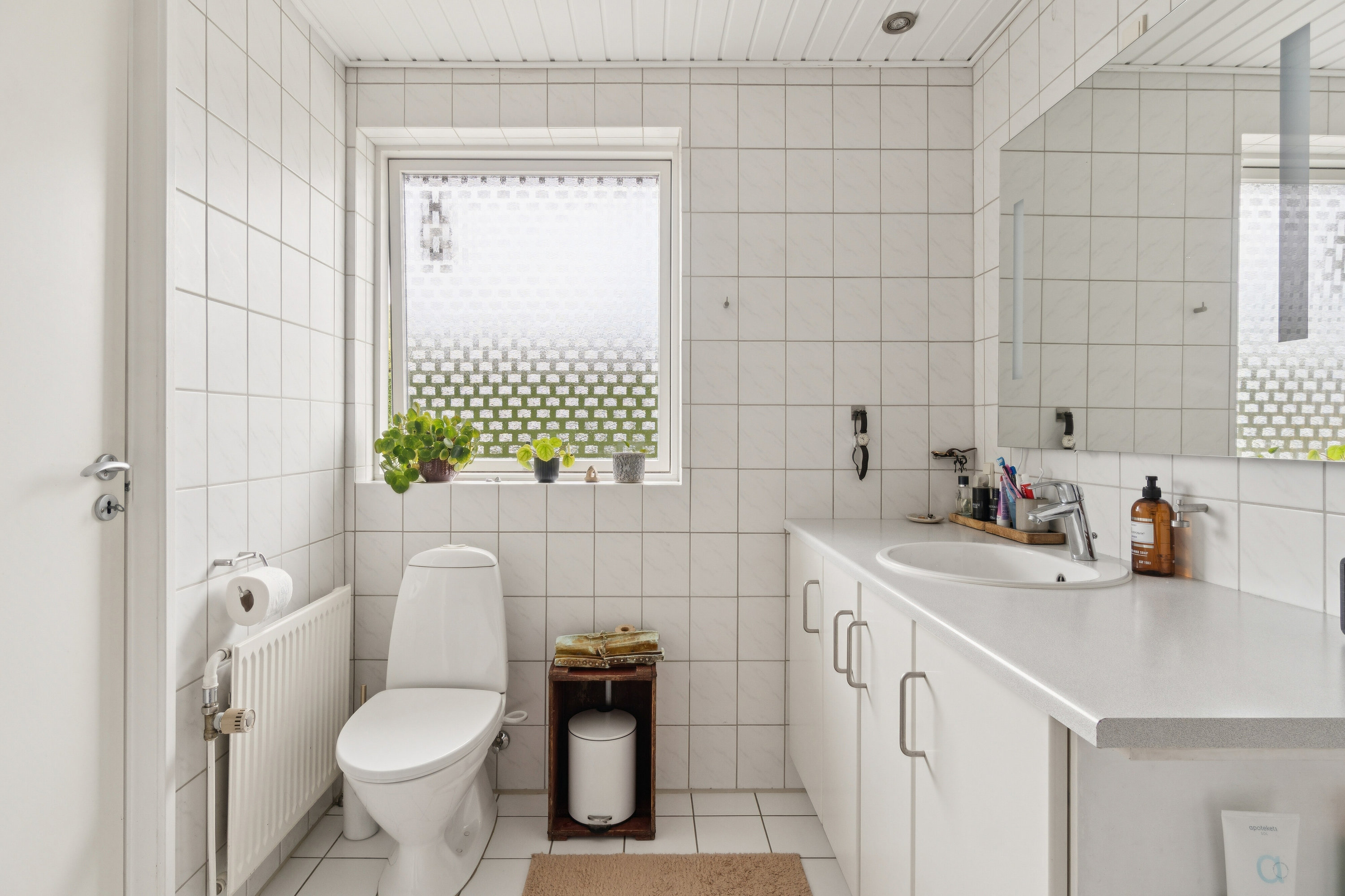 Fremhævet toilet billede i fuldskærmstilstand. Billede af Kamilleløkken 16, Rønne, 3700 Rønne