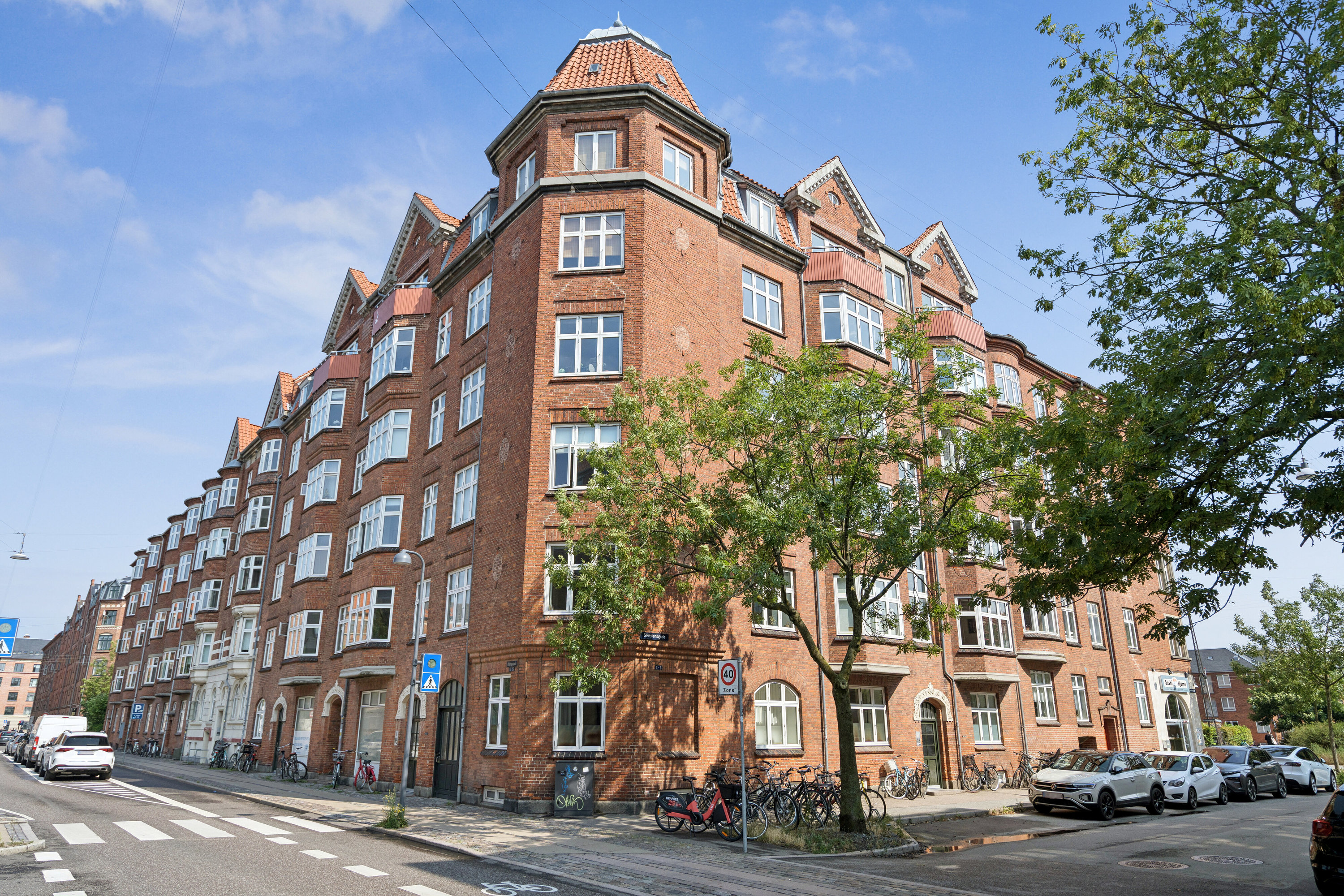 Fremhævet facade billede i fuldskærmstilstand. Billede af Serbiensgade 5, 4. tv., 2300 København S