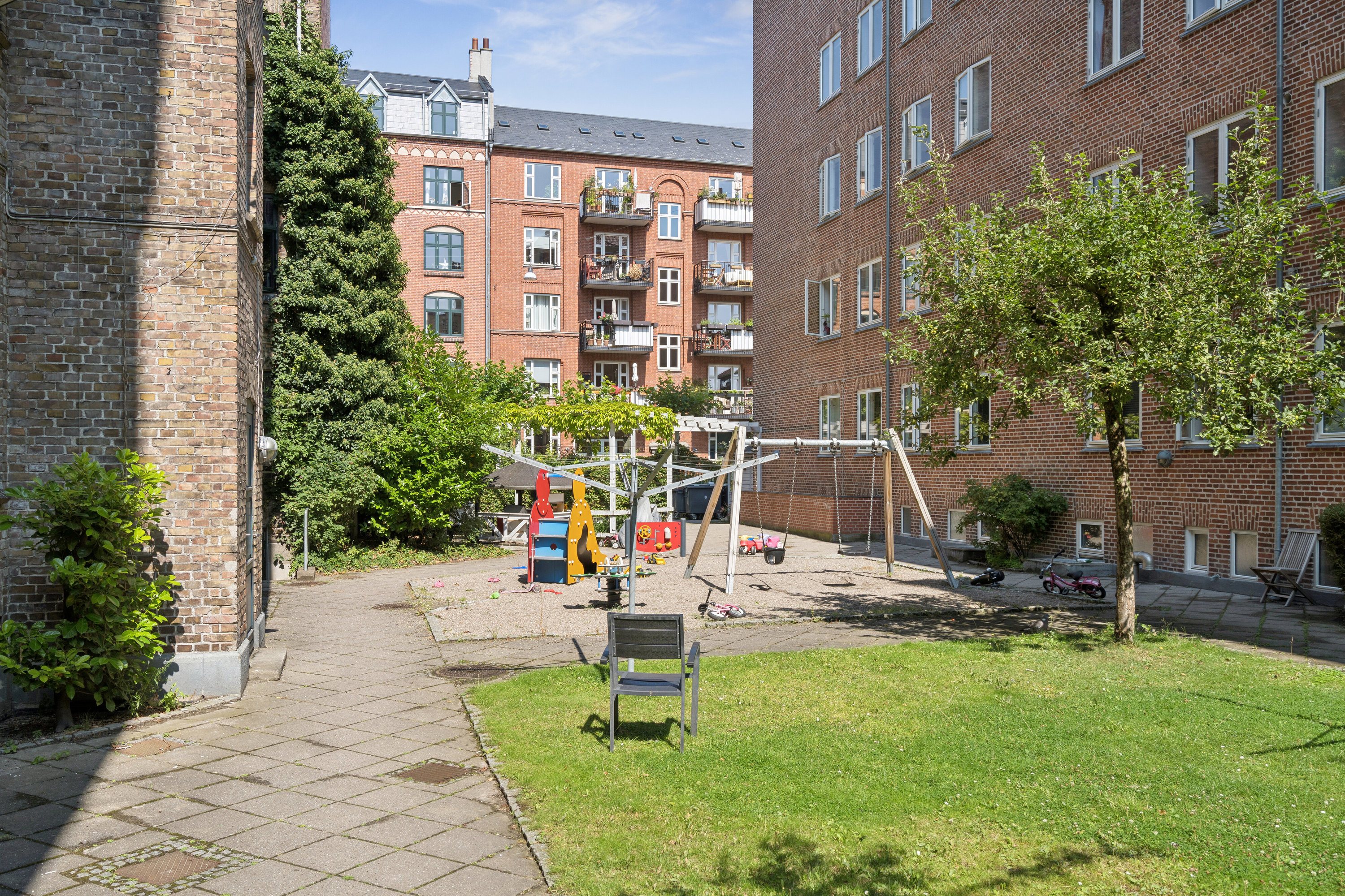 Fremhævet gårdmiljø billede i fuldskærmstilstand. Billede af Serbiensgade 5, 4. tv., 2300 København S