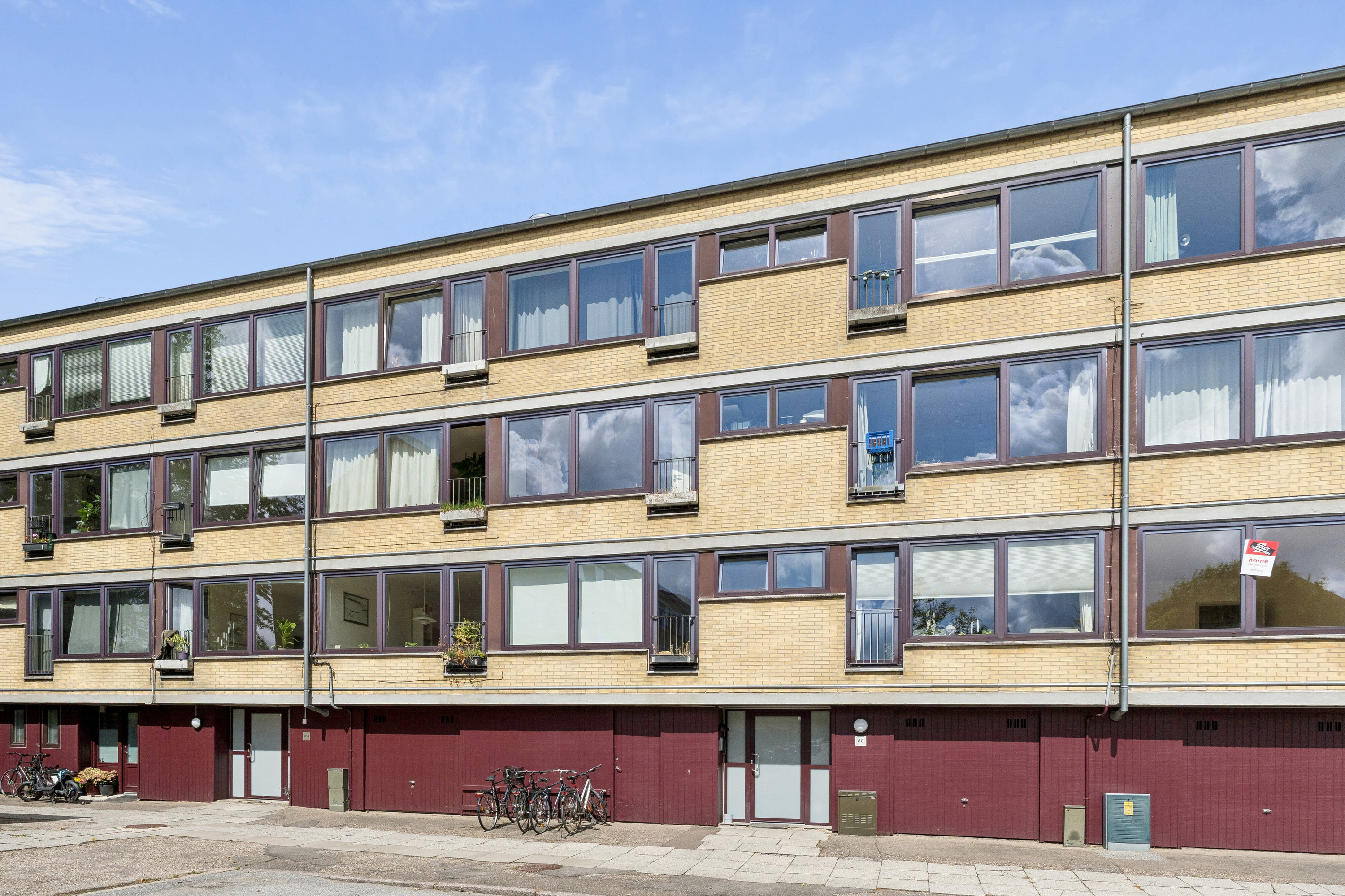 Fremhævet facade billede i fuldskærmstilstand. Billede af Rundhøj Allé 80A, 1. th., 8270 Højbjerg