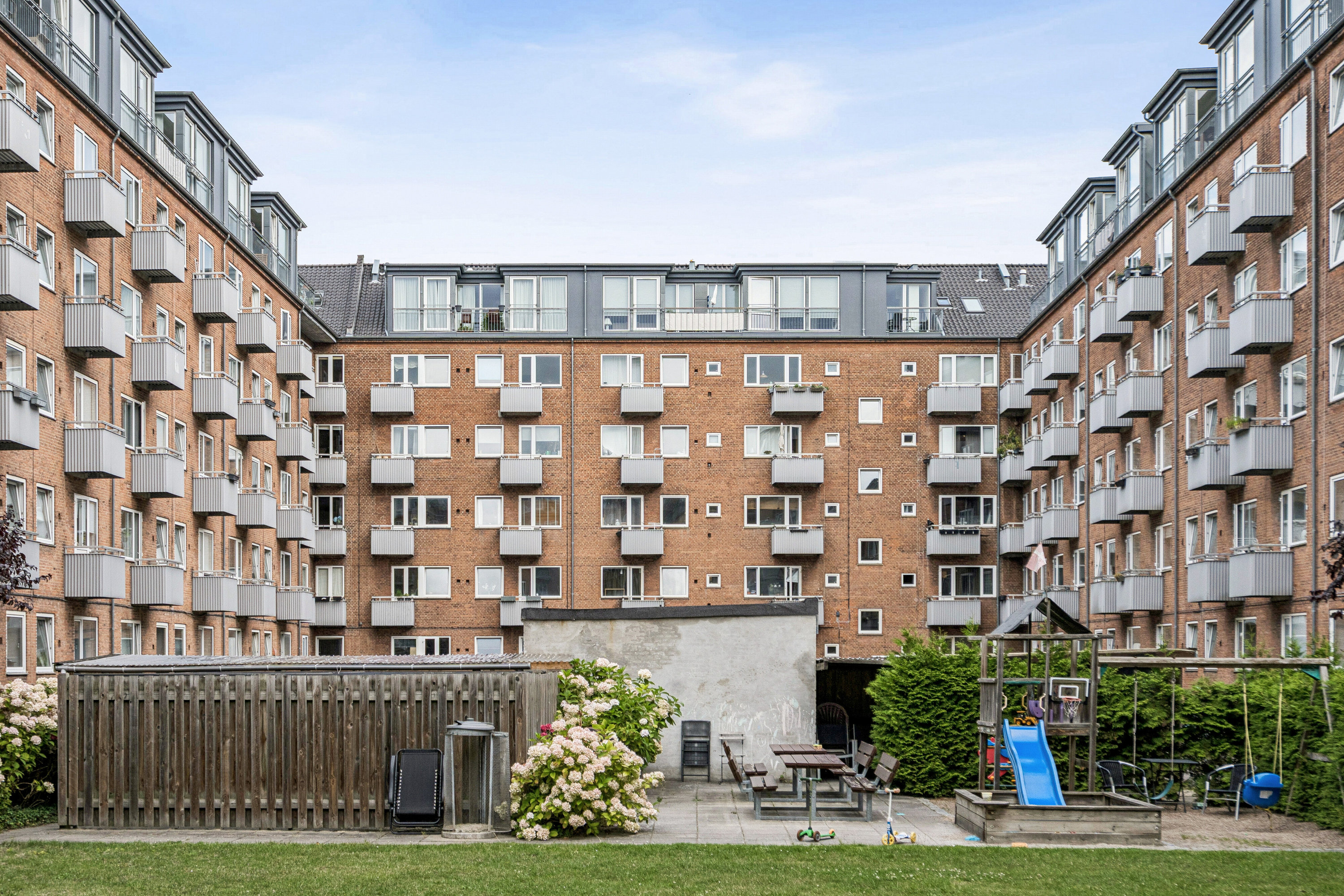 Fremhævet gårdmiljø billede i fuldskærmstilstand. Billede af Østerdalsgade 3A, 1. th., 2300 København S