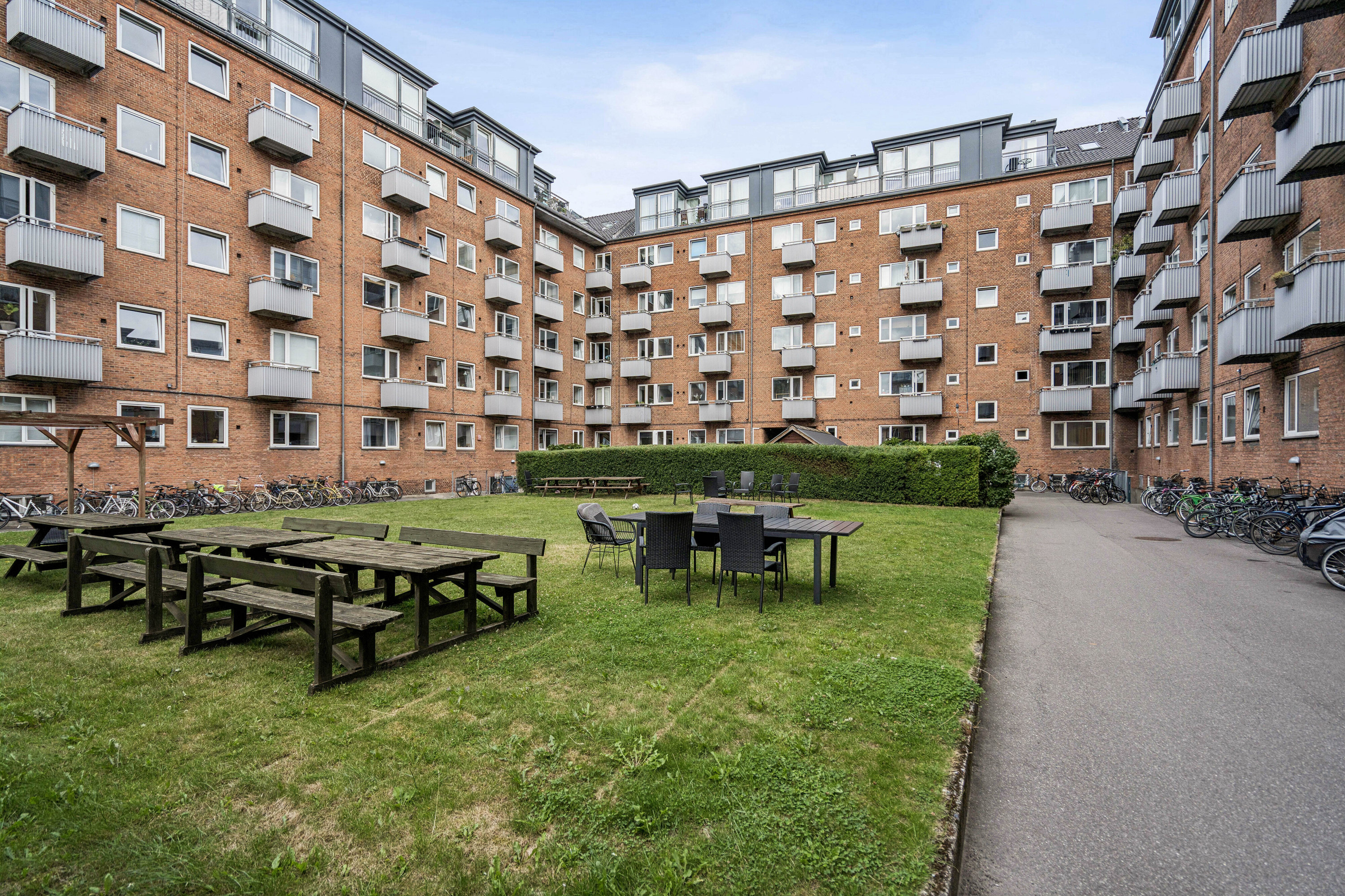 Fremhævet gårdmiljø billede i fuldskærmstilstand. Billede af Østerdalsgade 3A, 1. th., 2300 København S