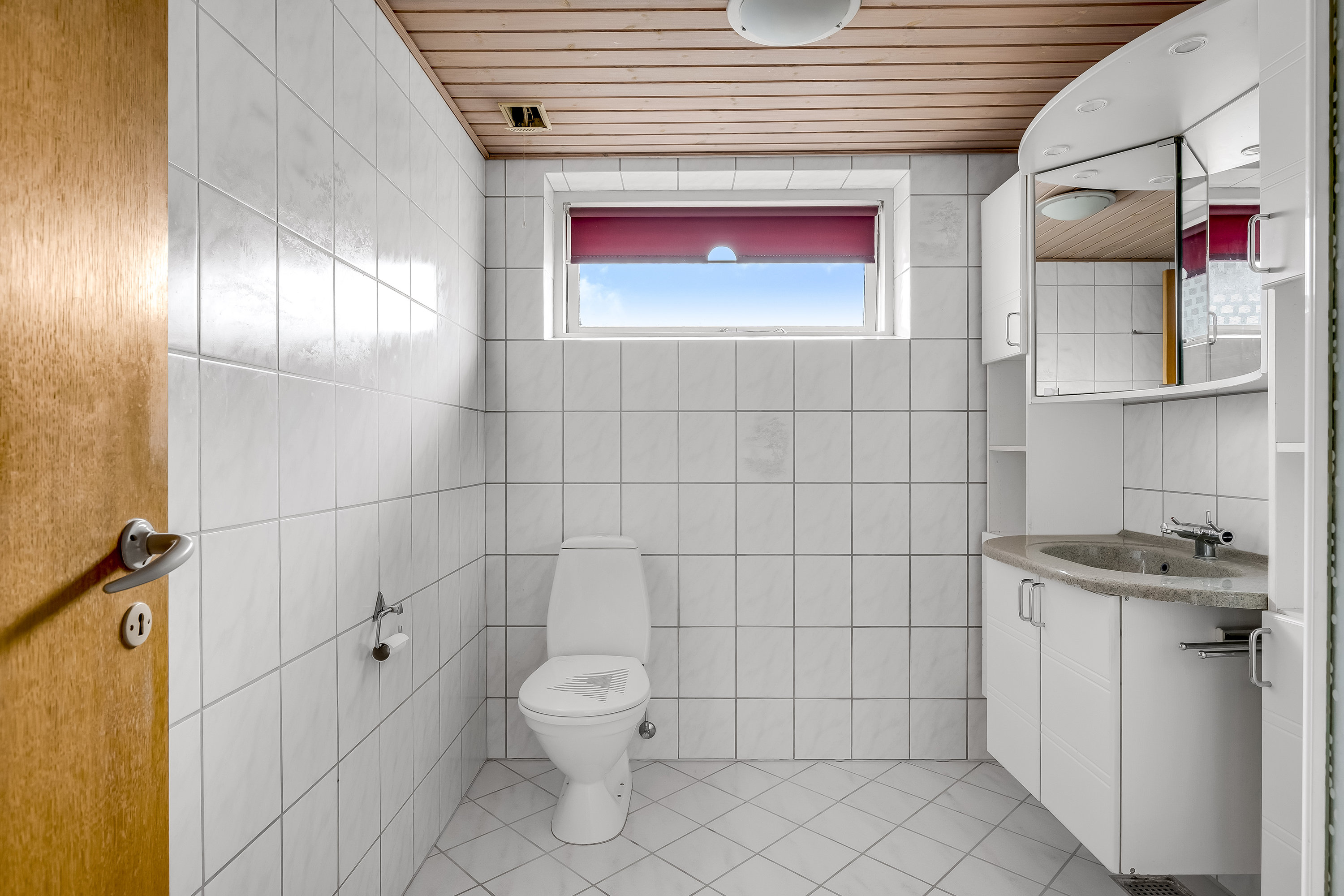 Fremhævet toilet billede i fuldskærmstilstand. Billede af Brombærvej 6, Alslev, 6800 Varde