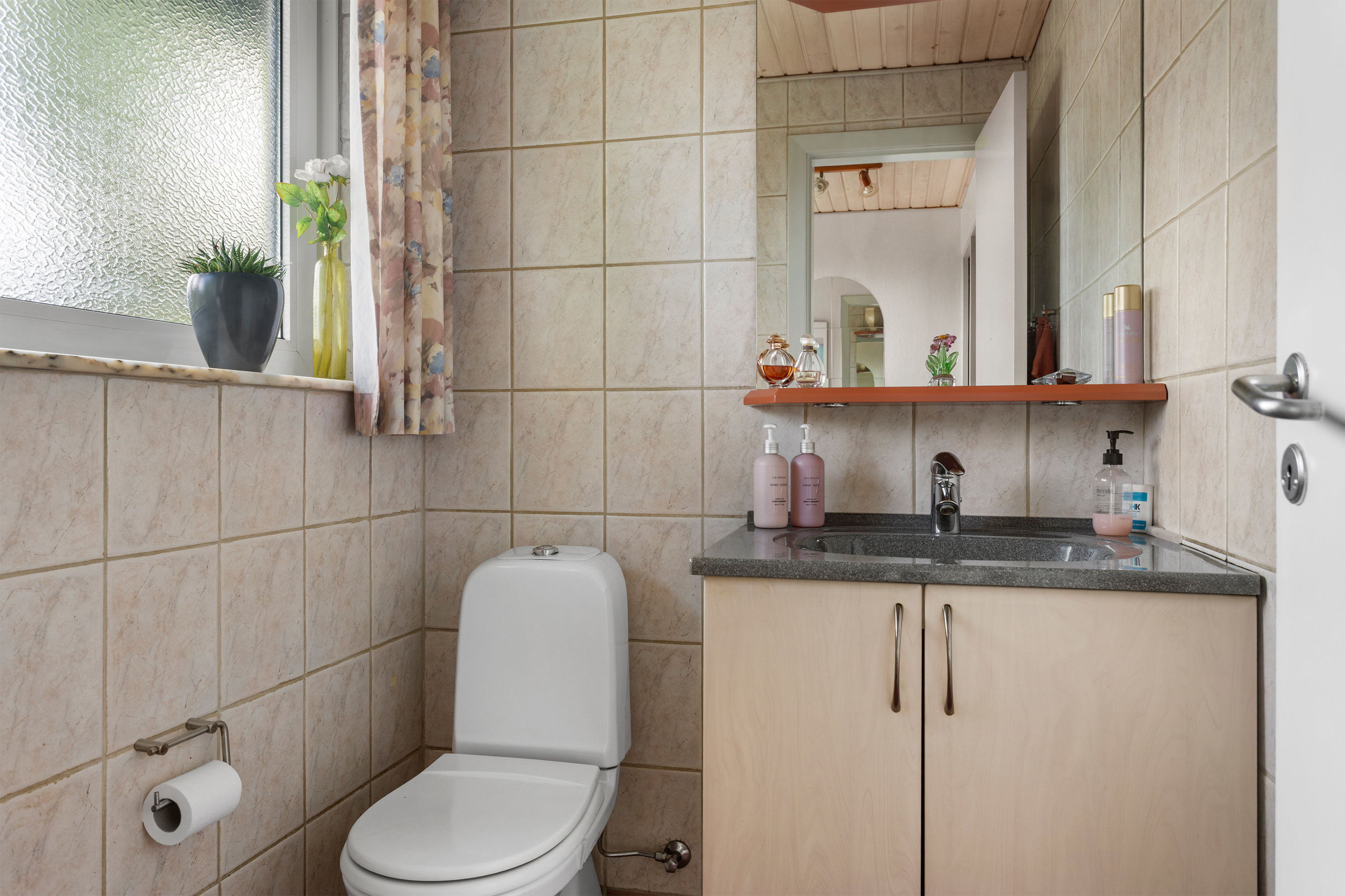 Fremhævet toilet billede i fuldskærmstilstand. Billede af Sønderjyllands Alle 31, 9900 Frederikshavn