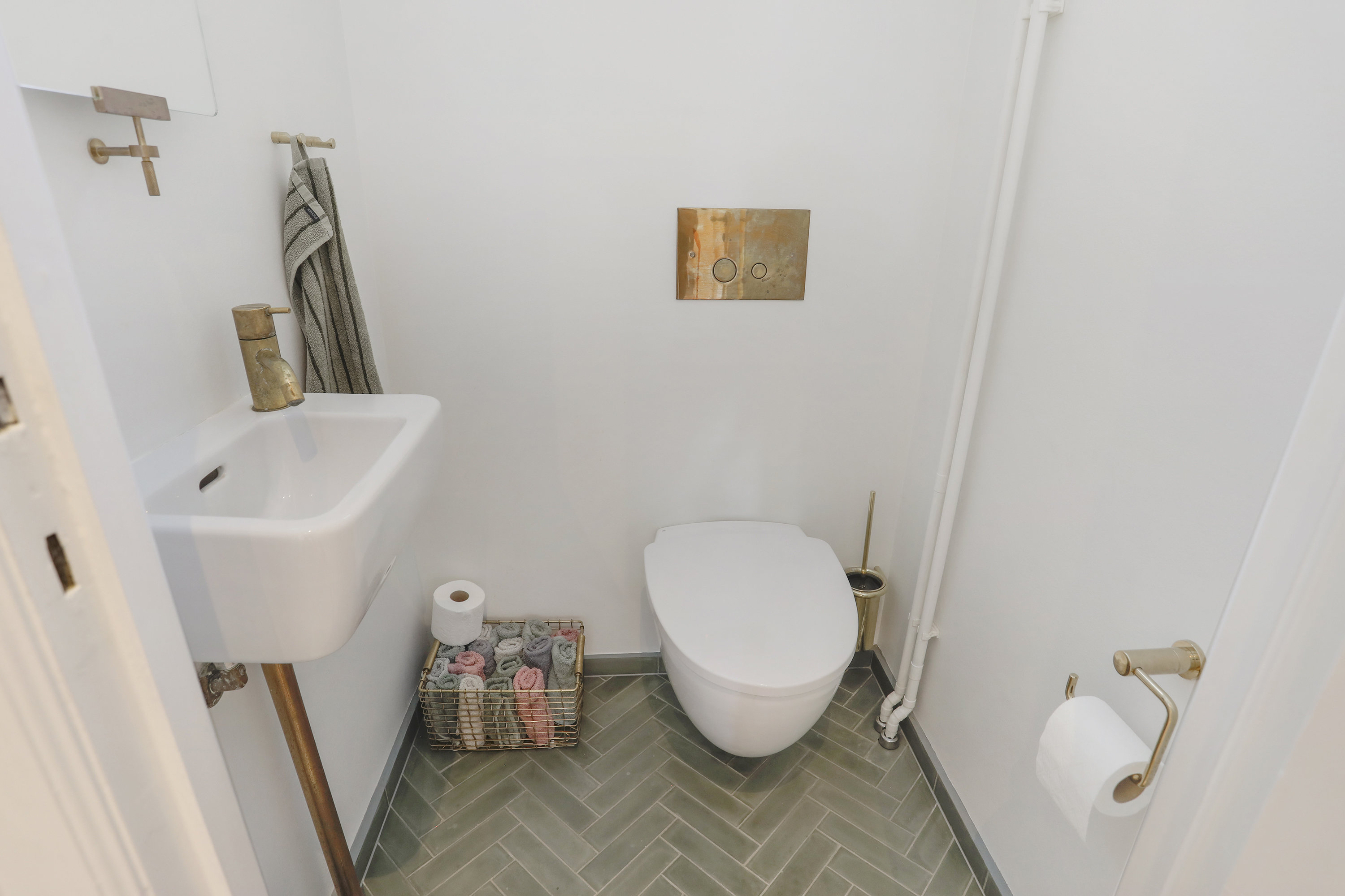 Fremhævet toilet billede i fuldskærmstilstand. Billede af Æginavej 20, 2300 København S