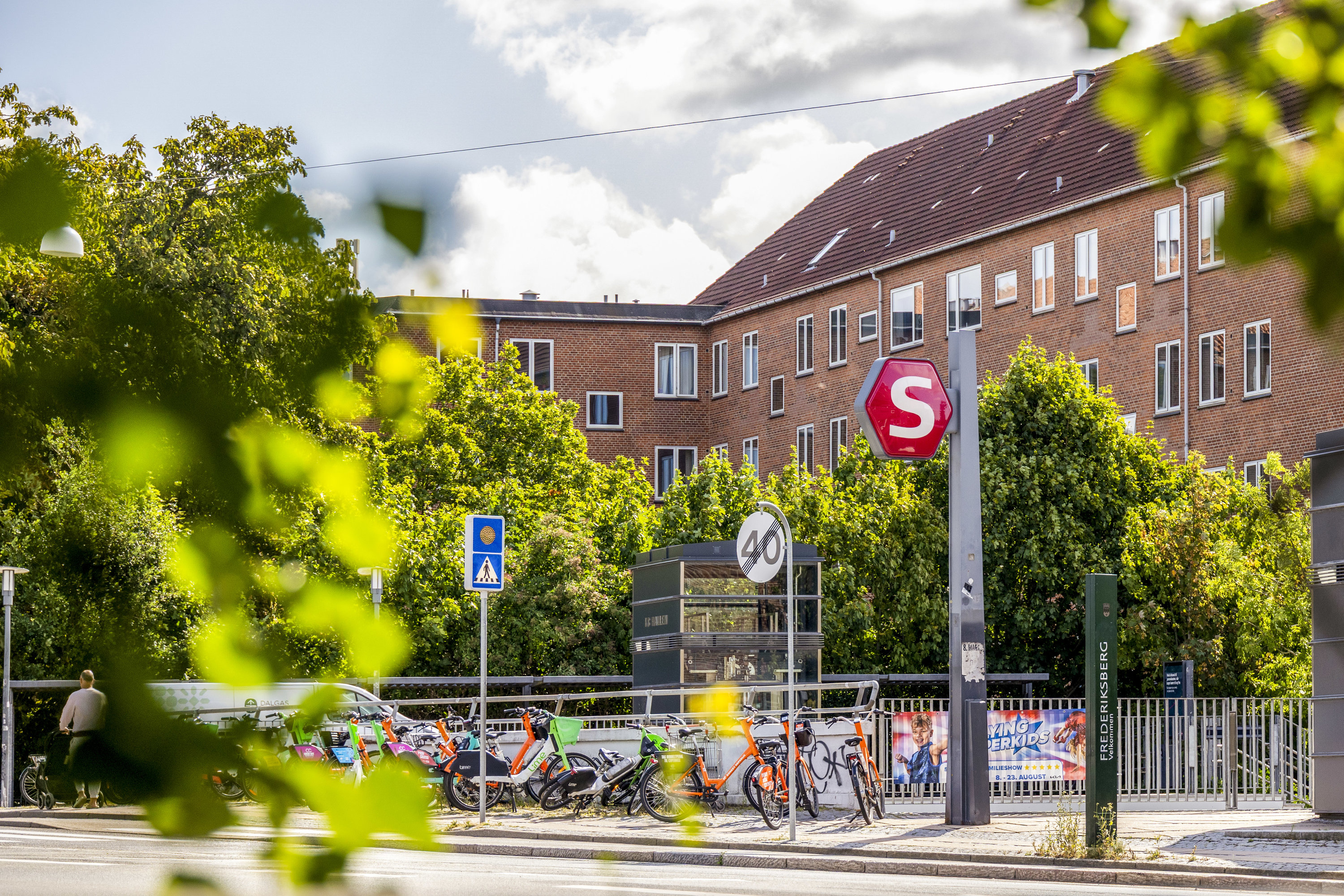 Fremhævet  billede i fuldskærmstilstand. Billede af Hf. Grænsen 29, 2000 Frederiksberg
