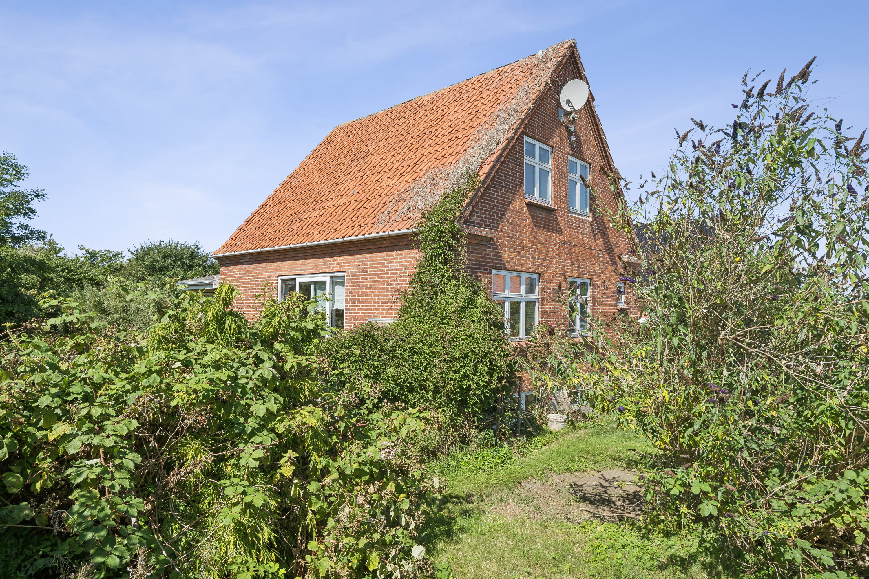 Fremhævet set fra haven billede i fuldskærmstilstand. Billede af Mågevej 31, 4000 Roskilde