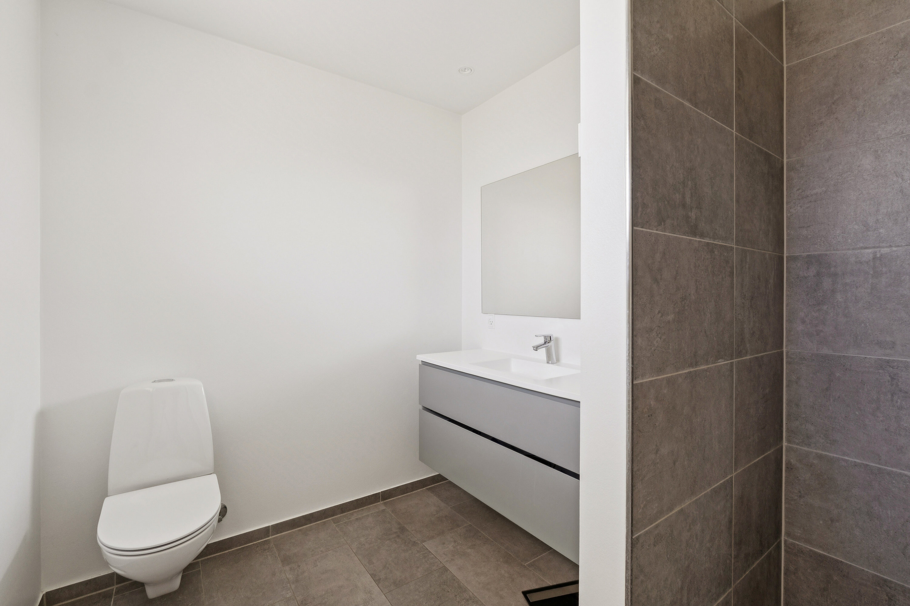 Fremhævet toilet billede i fuldskærmstilstand. Billede af Blankager 29, 2620 Albertslund