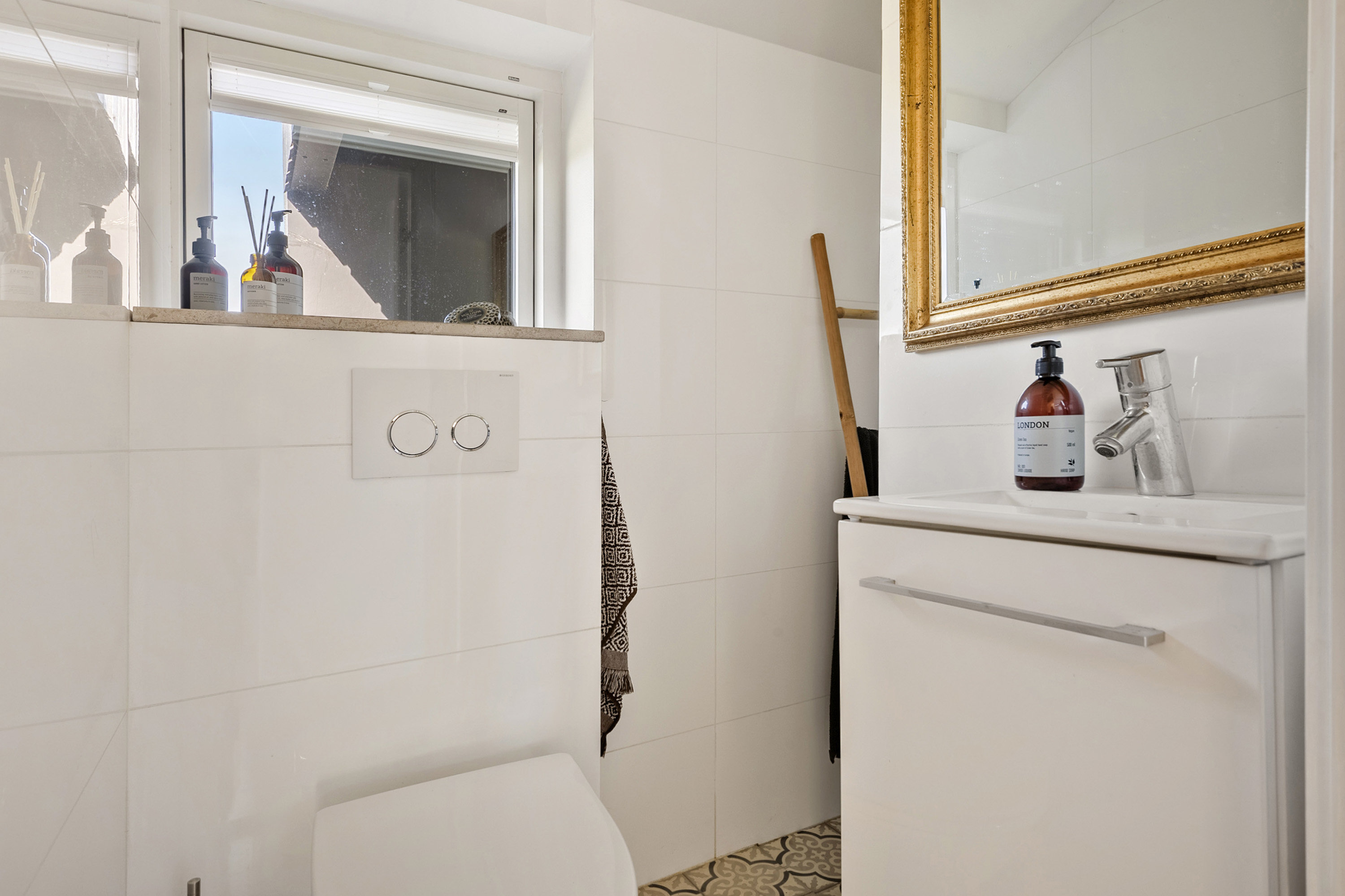 Fremhævet toilet billede i fuldskærmstilstand. Billede af Vorbækvej 27, Saksild Str, 8300 Odder