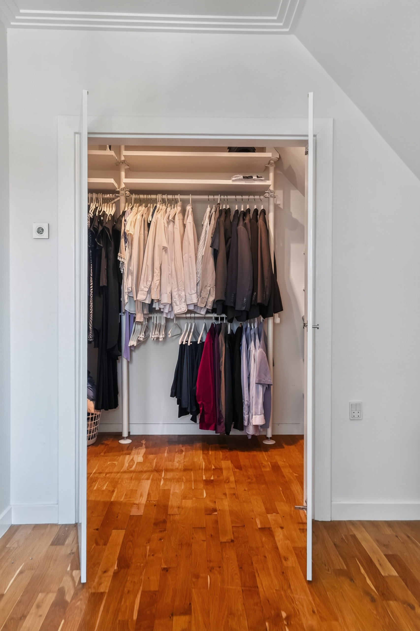 Fremhævet walkin closet billede i fuldskærmstilstand. Billede af Fremtidsvej 19, 2860 Søborg