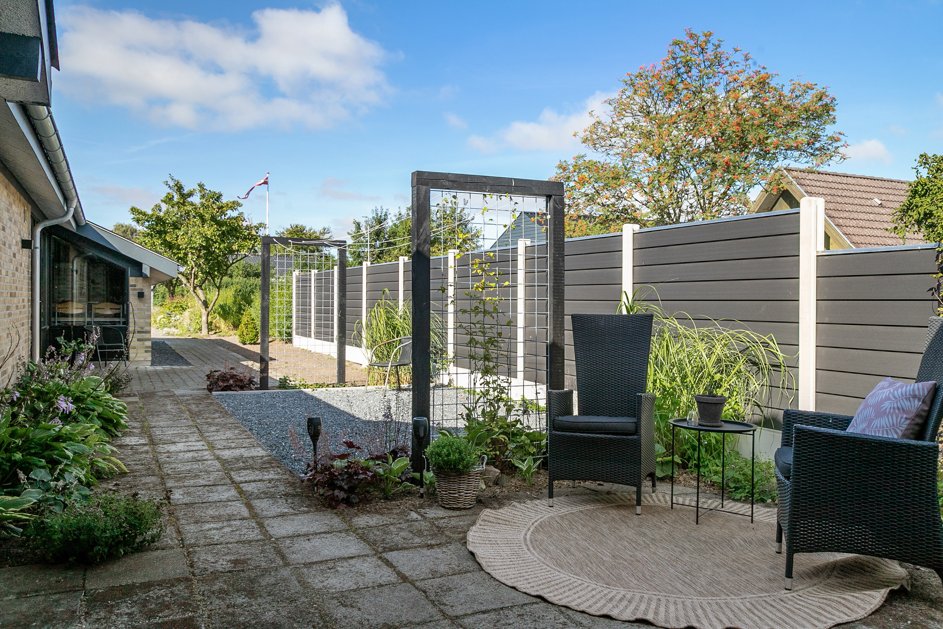 Fremhævet terrasse billede i fuldskærmstilstand. Billede af Løvsangervej 48, 9600 Aars