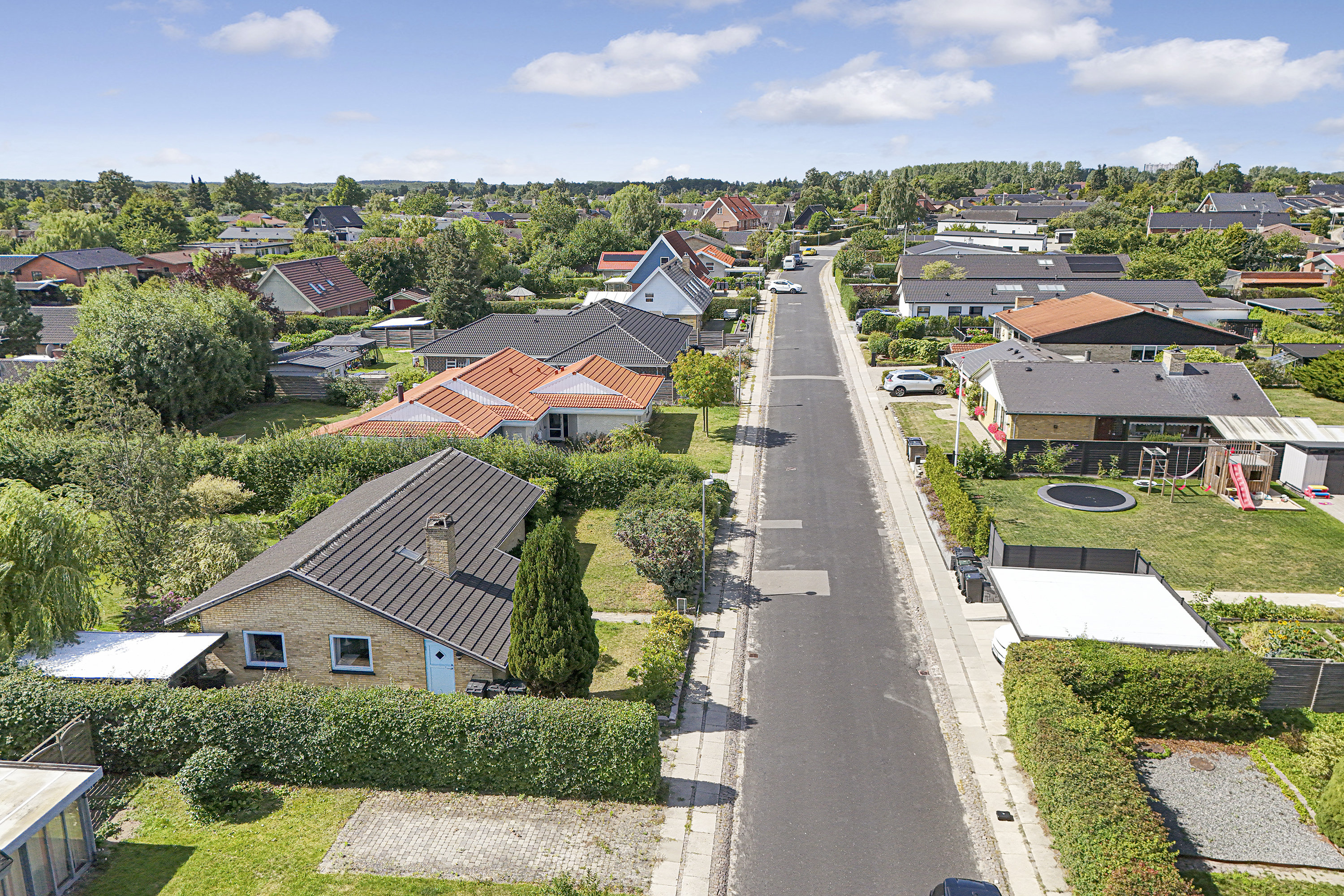 Fremhævet facade billede i fuldskærmstilstand. Billede af Hasselvej 11, 2740 Skovlunde