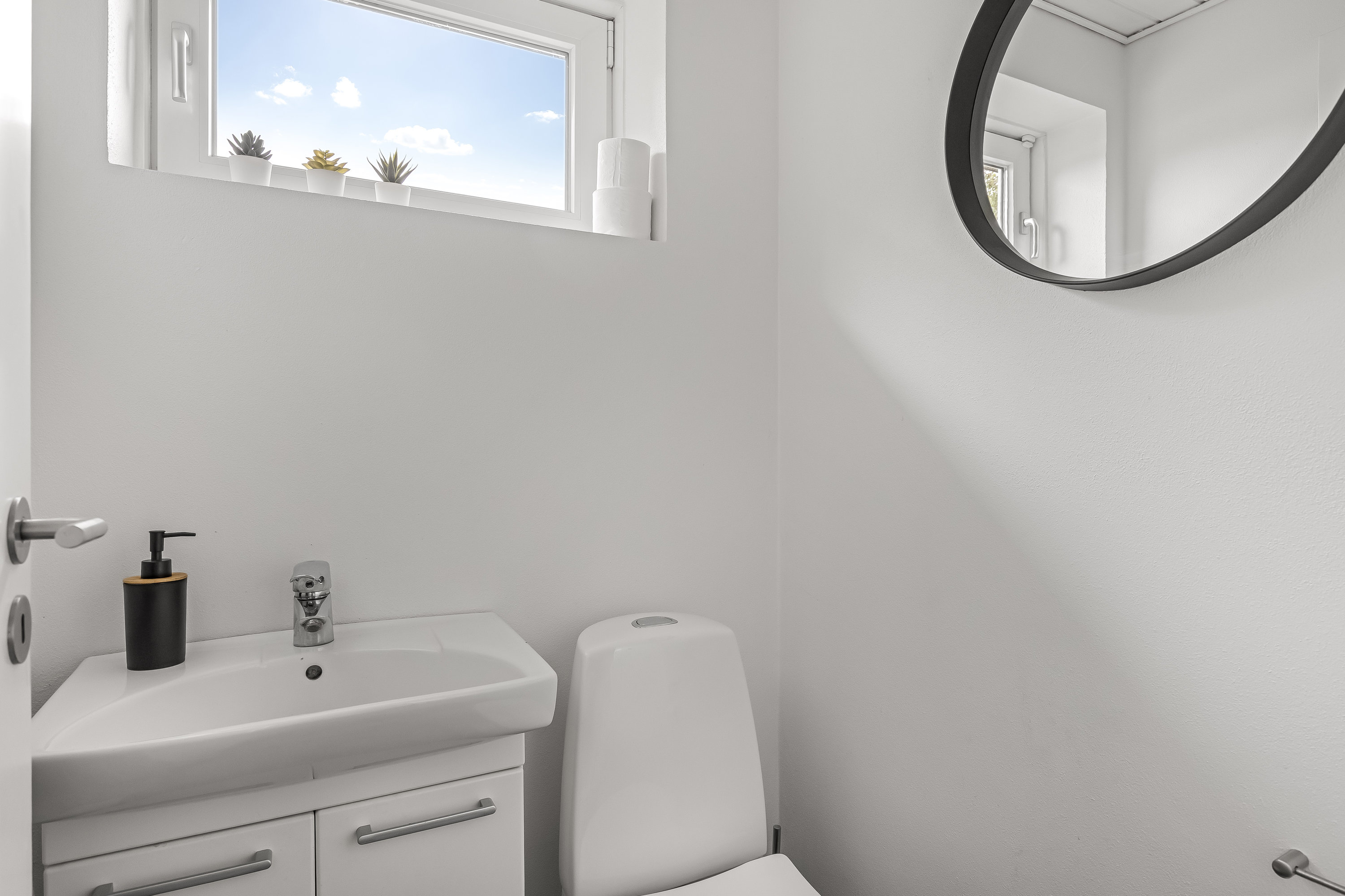 Fremhævet toilet billede i fuldskærmstilstand. Billede af Rylen 7, 6270 Tønder