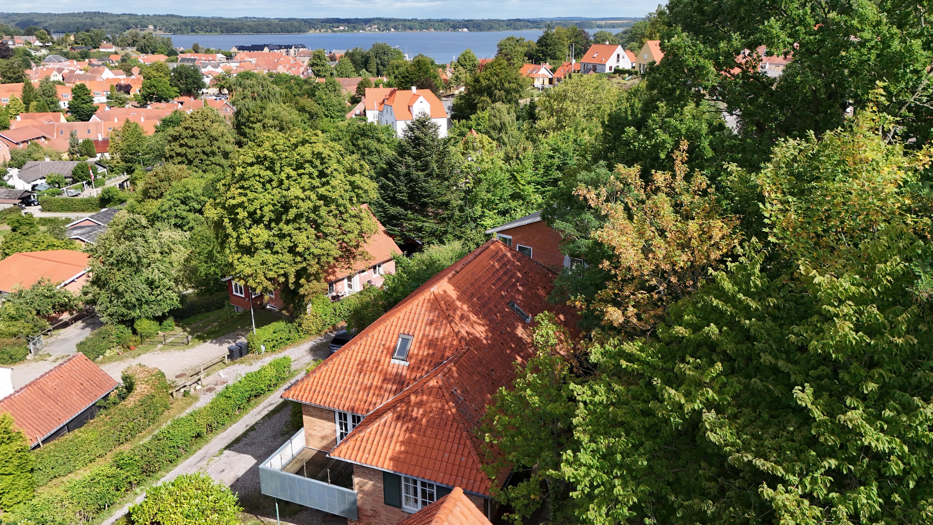 Fremhævet drone billede i fuldskærmstilstand. Billede af Hybenvej 15, 9550 Mariager