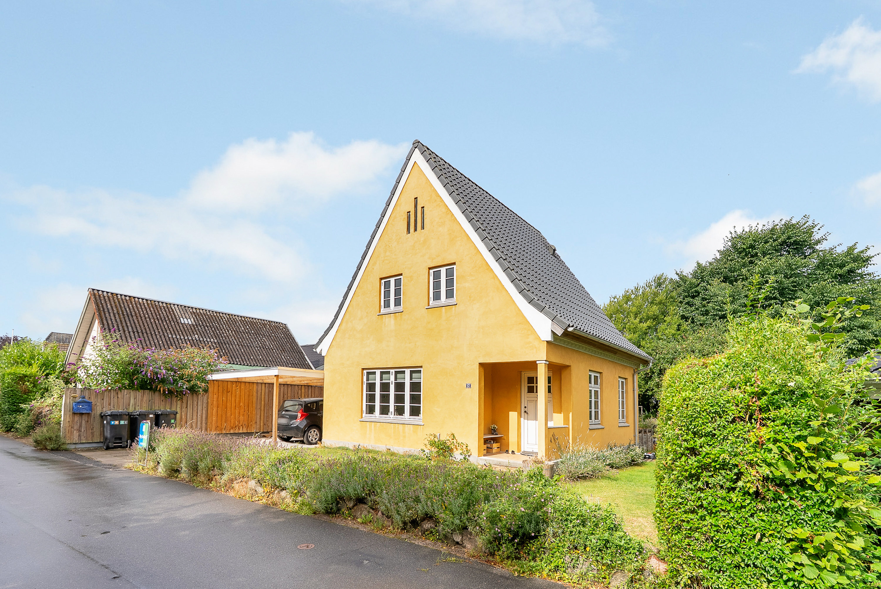 Fremhævet facade billede i fuldskærmstilstand. Billede af Banevænget 12, Næsby, 5270 Odense N