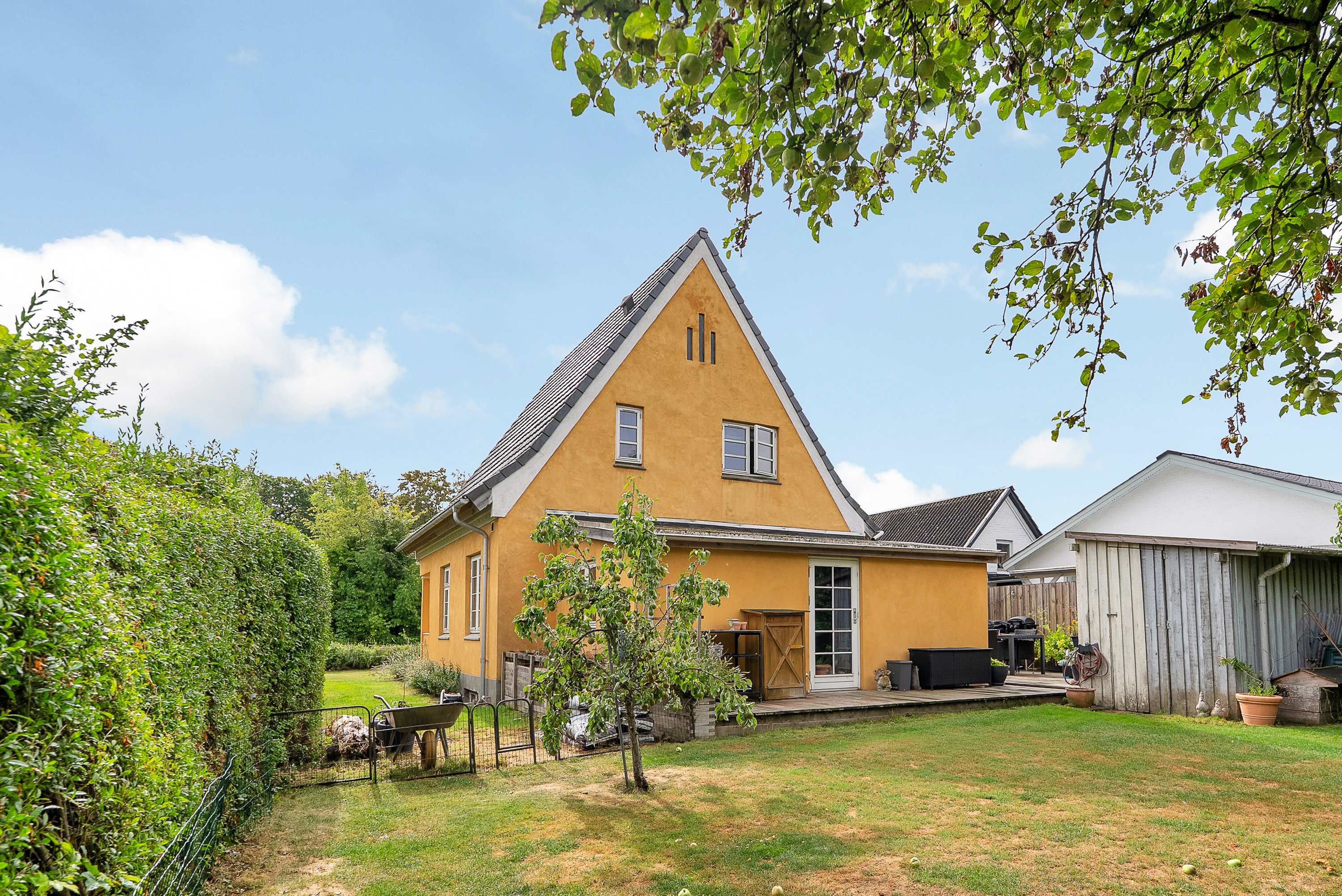 Fremhævet facade billede i fuldskærmstilstand. Billede af Banevænget 12, Næsby, 5270 Odense N