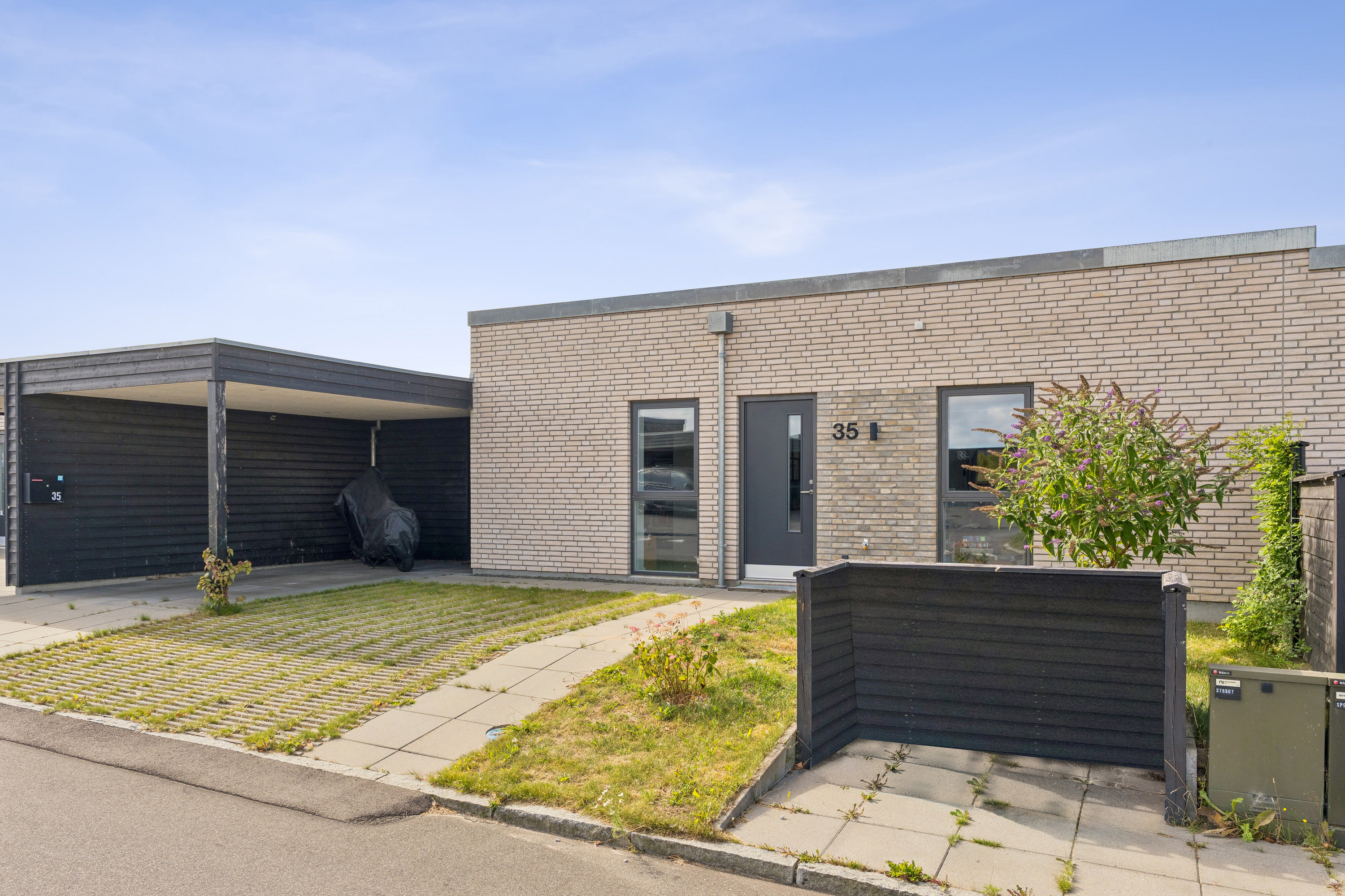 Fremhævet facade billede i fuldskærmstilstand. Billede af Safranvej 35, 8600 Silkeborg