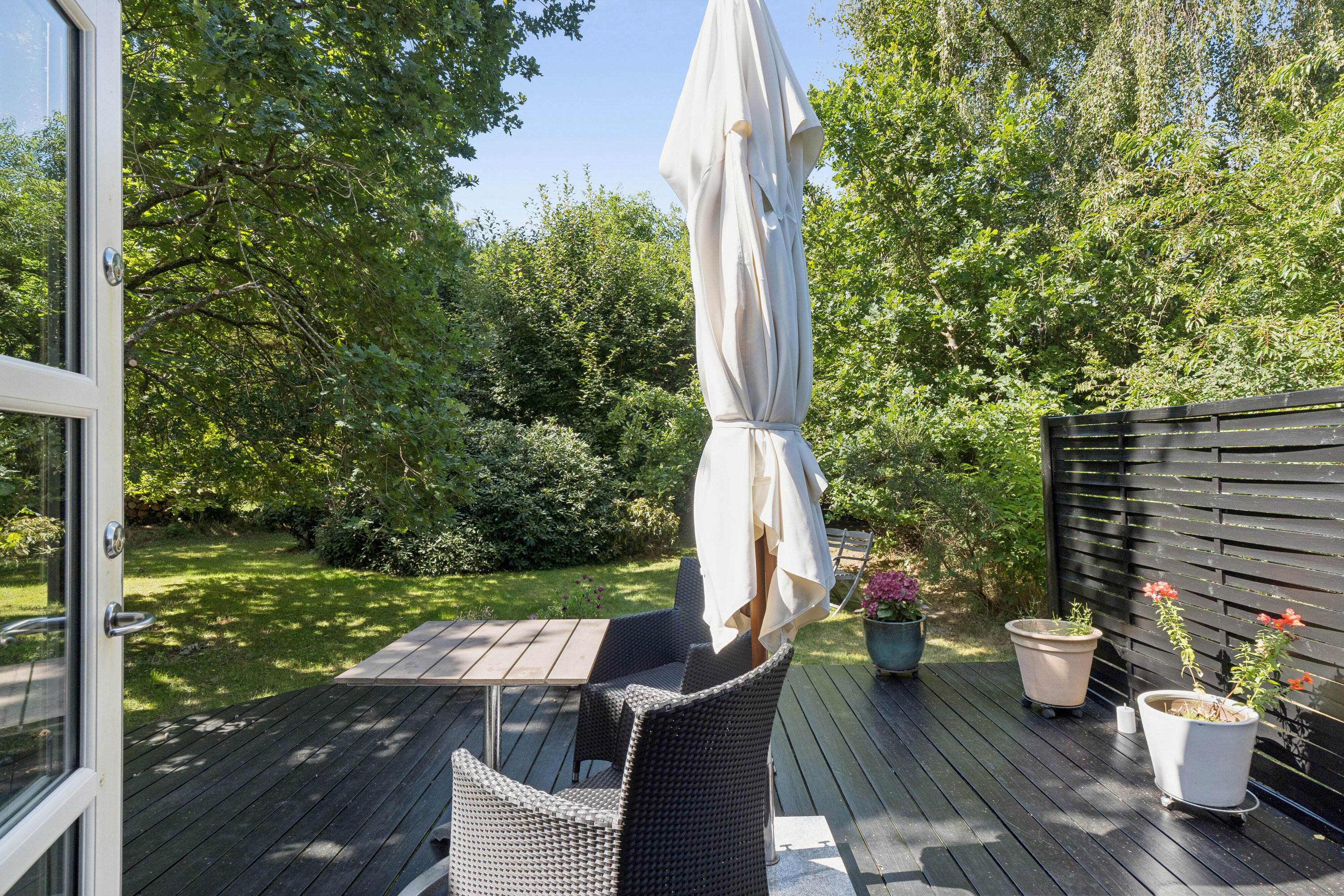 Fremhævet overdækket terrasse billede i fuldskærmstilstand. Billede af Slåenvej 1, Asserbo, 3300 Frederiksværk