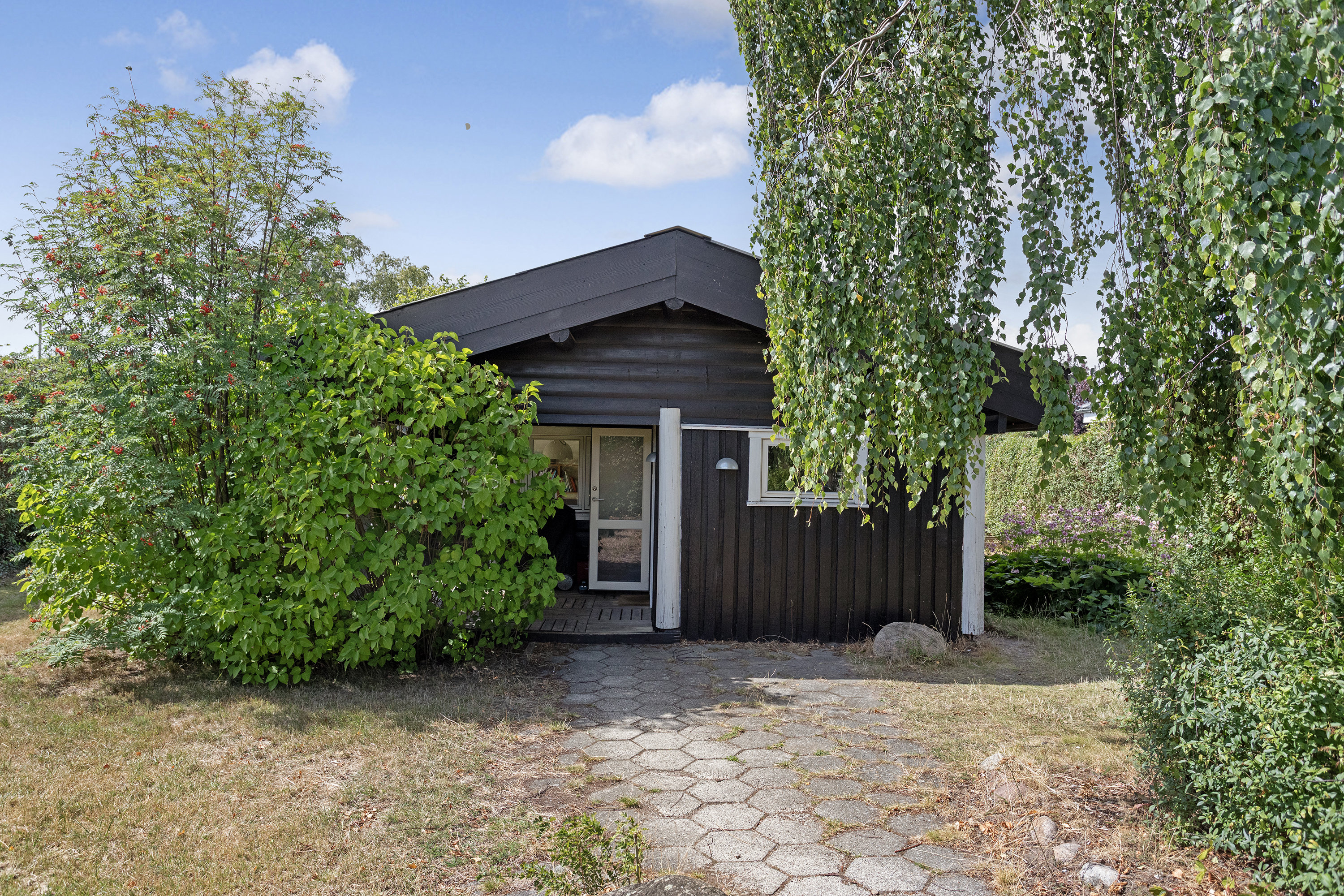 Fremhævet facade billede i fuldskærmstilstand. Billede af Askov Alle 28, 2770 Kastrup