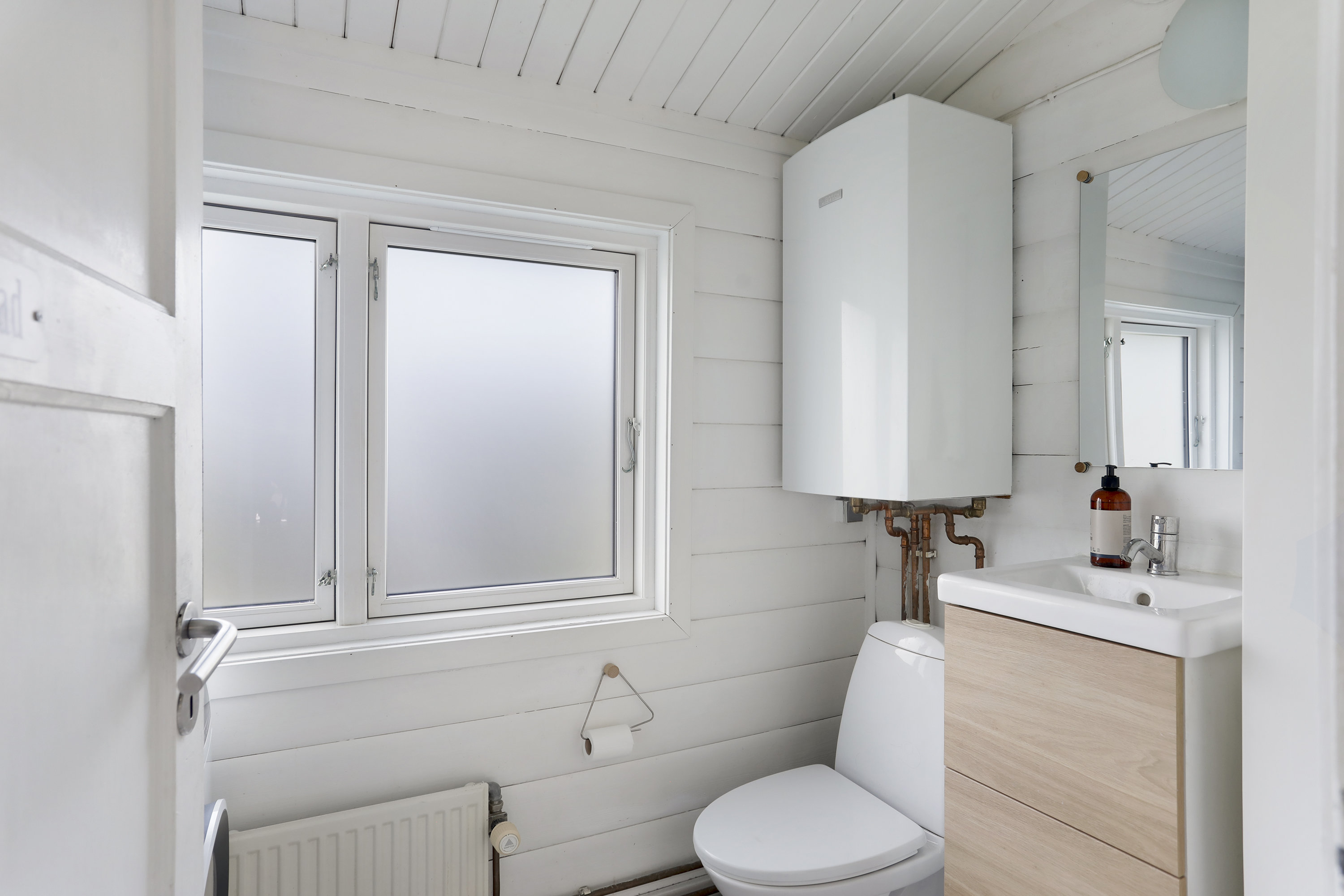 Fremhævet toilet billede i fuldskærmstilstand. Billede af Askov Alle 28, 2770 Kastrup