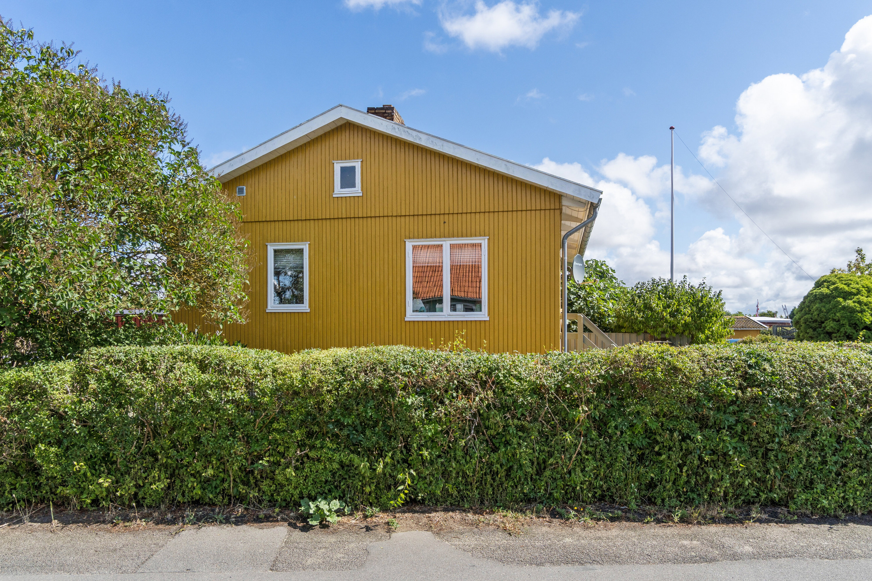 Fremhævet facade billede i fuldskærmstilstand. Billede af Kalmarvej 2, 3700 Rønne