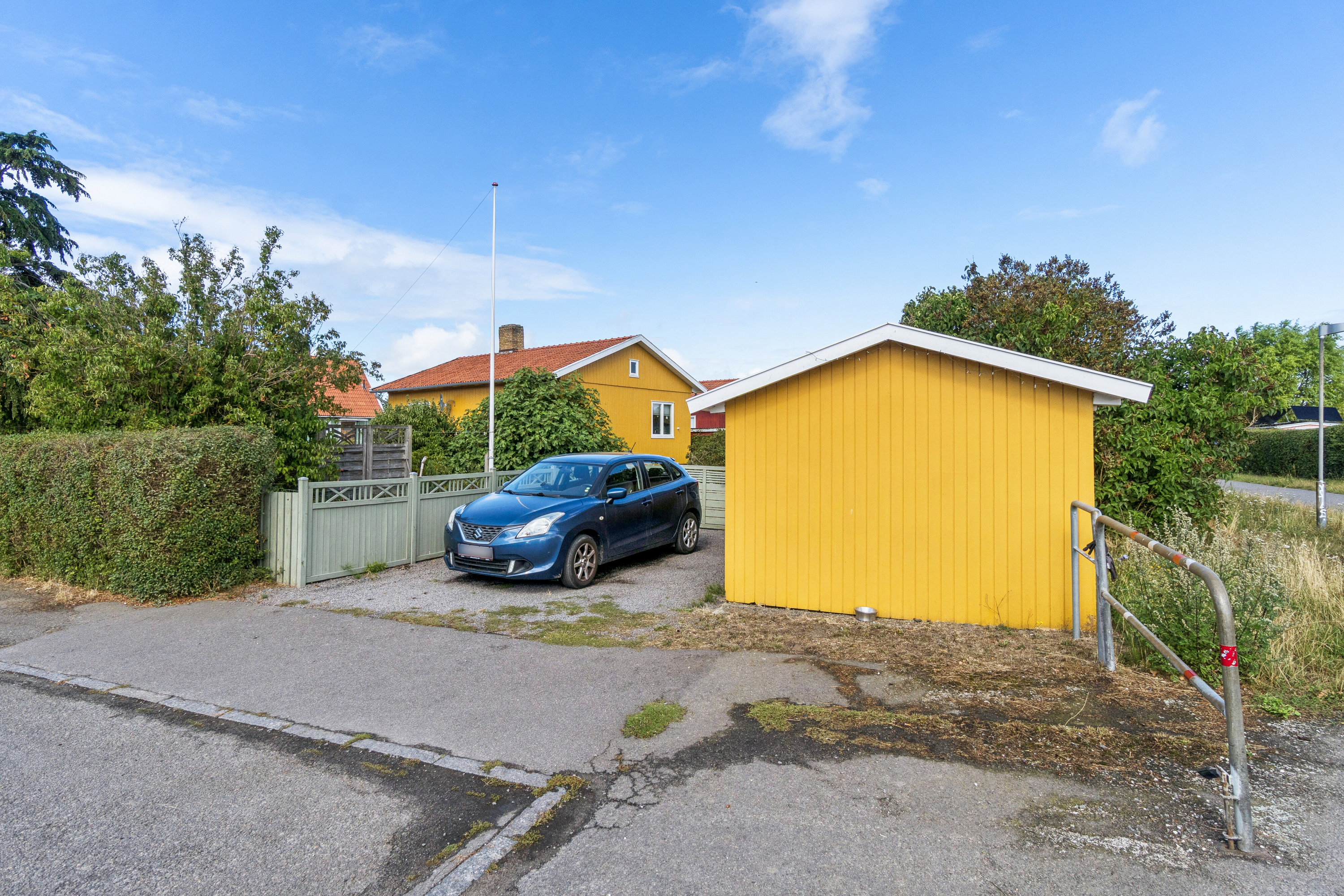 Fremhævet set fra vejen billede i fuldskærmstilstand. Billede af Kalmarvej 2, 3700 Rønne
