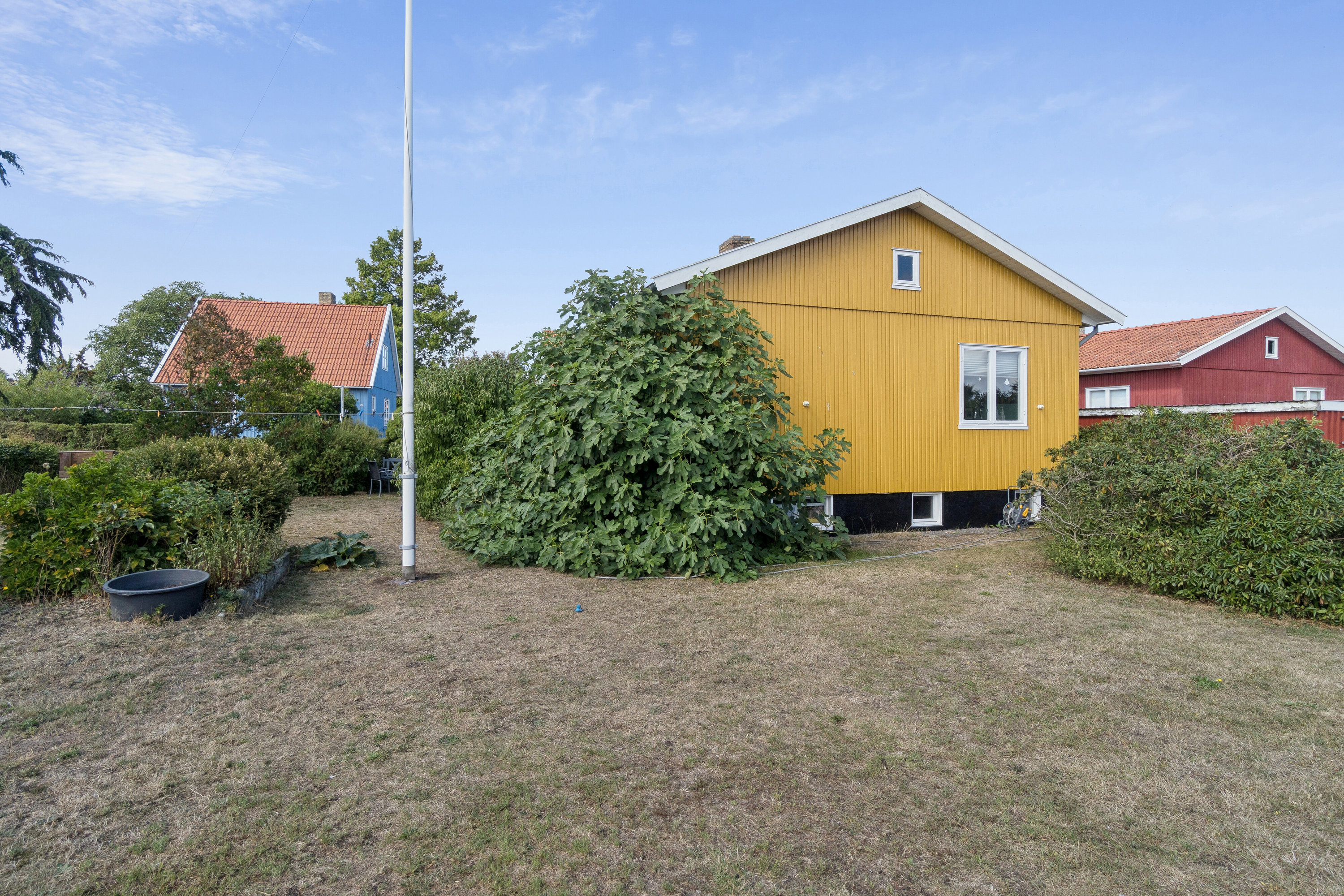 Fremhævet set fra haven billede i fuldskærmstilstand. Billede af Kalmarvej 2, 3700 Rønne