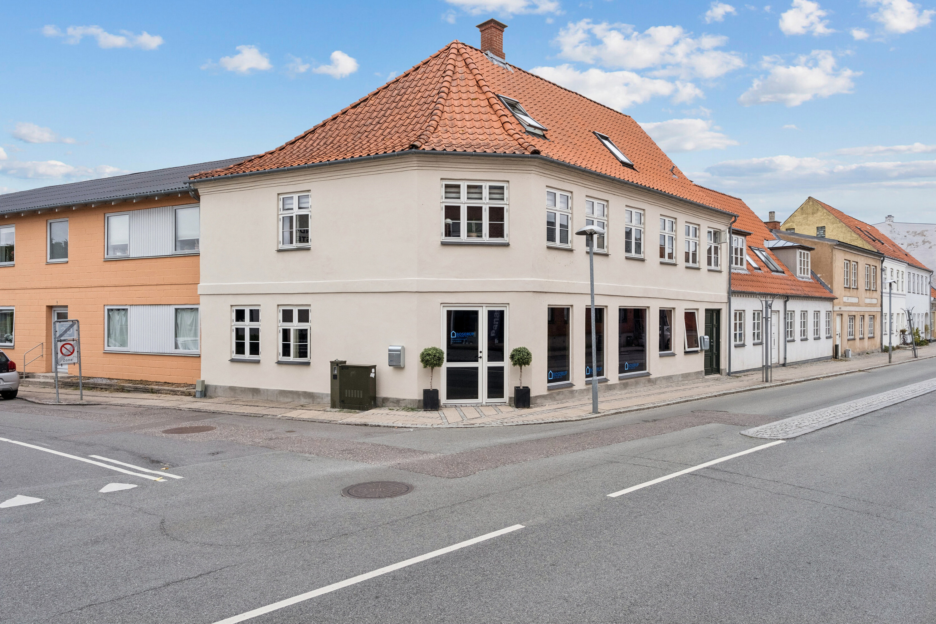 Fremhævet facade billede i fuldskærmstilstand. Billede af Adelgade 1, 4720 Præstø