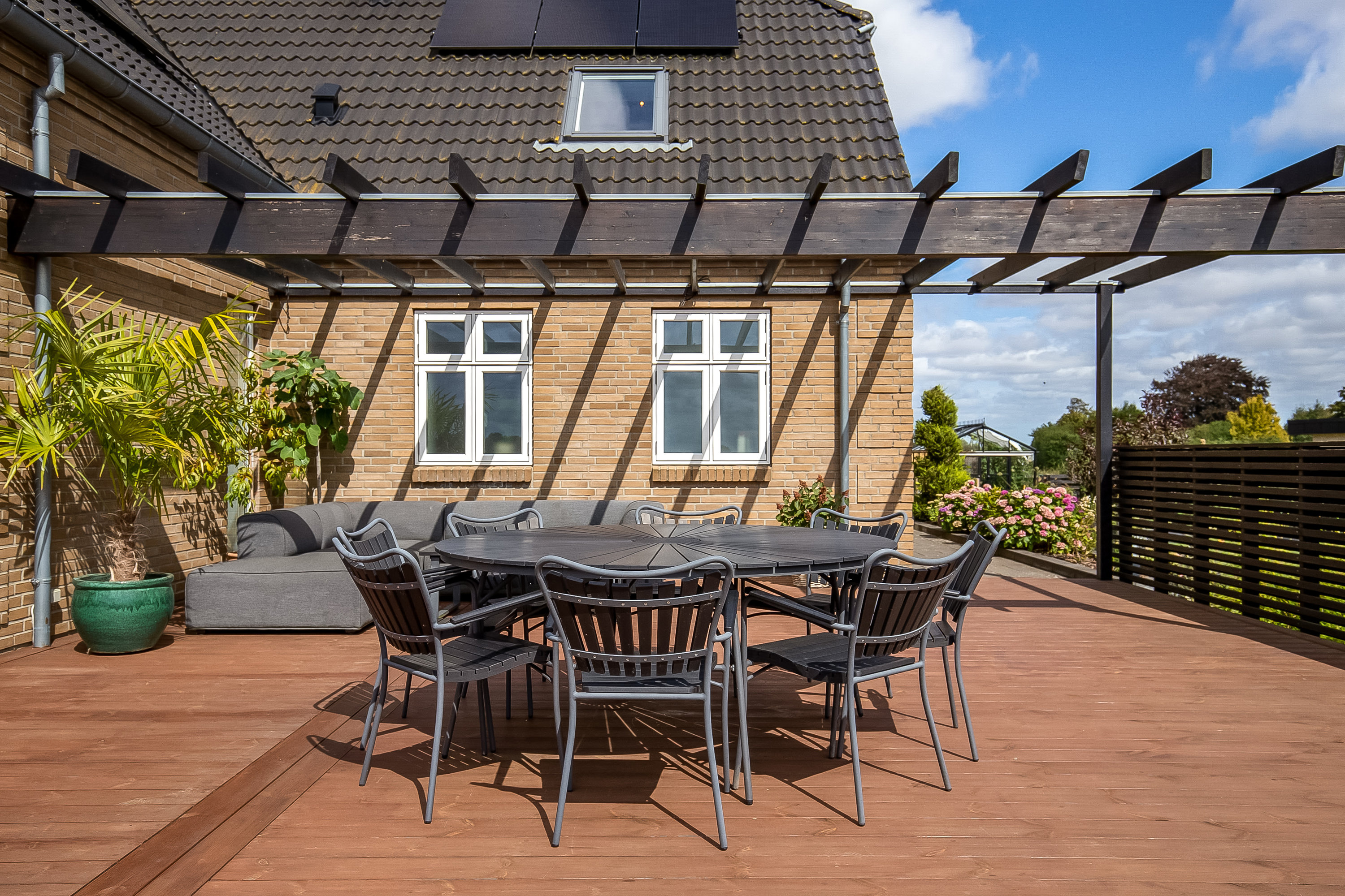 Fremhævet terrasse billede i fuldskærmstilstand. Billede af Emiliedalen 51, Tirsbæk Bakker, 7120 Vejle Øst
