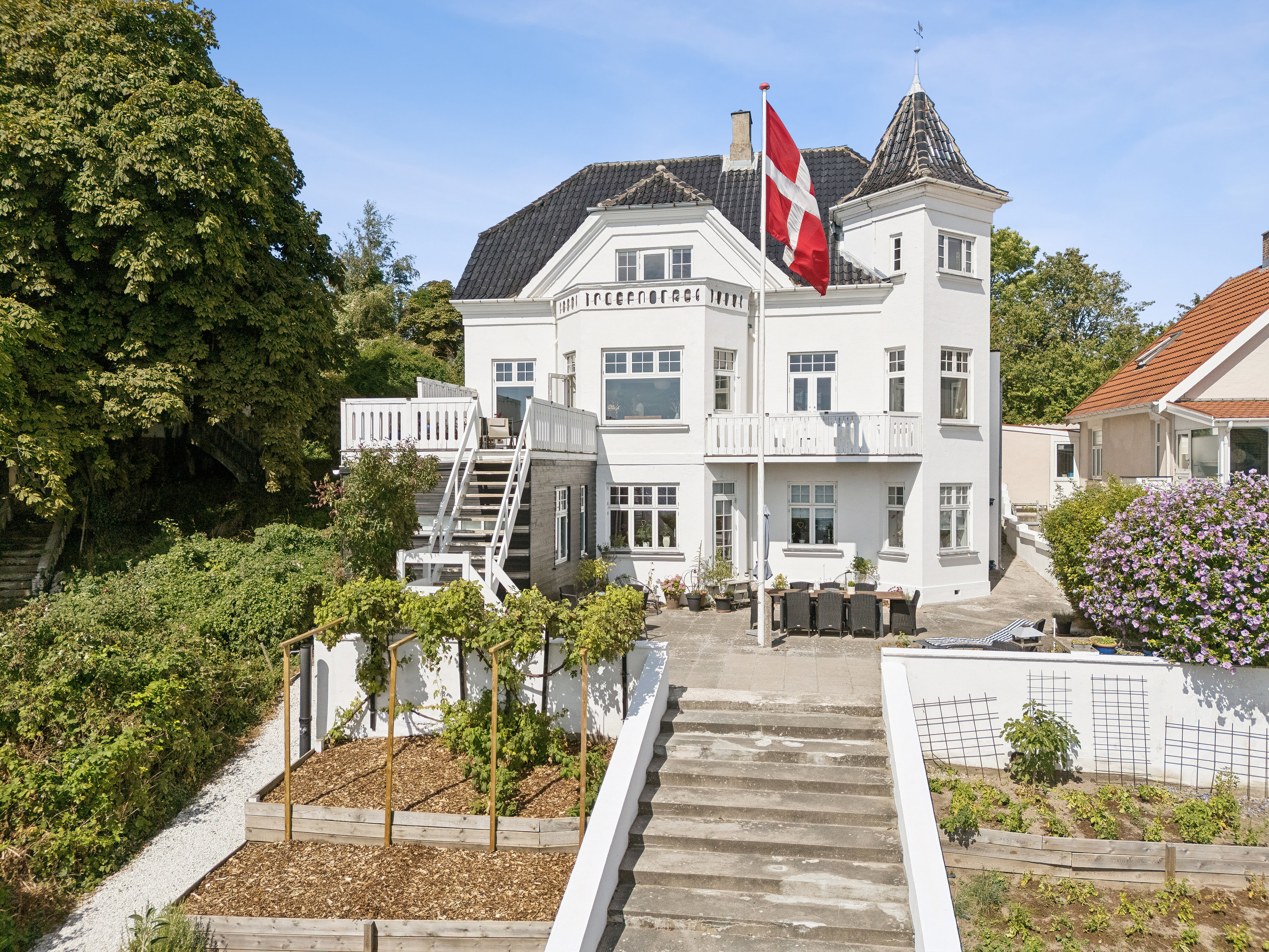 Fremhævet set fra haven billede i fuldskærmstilstand. Billede af Lygtebakken 15, 4220 Korsør