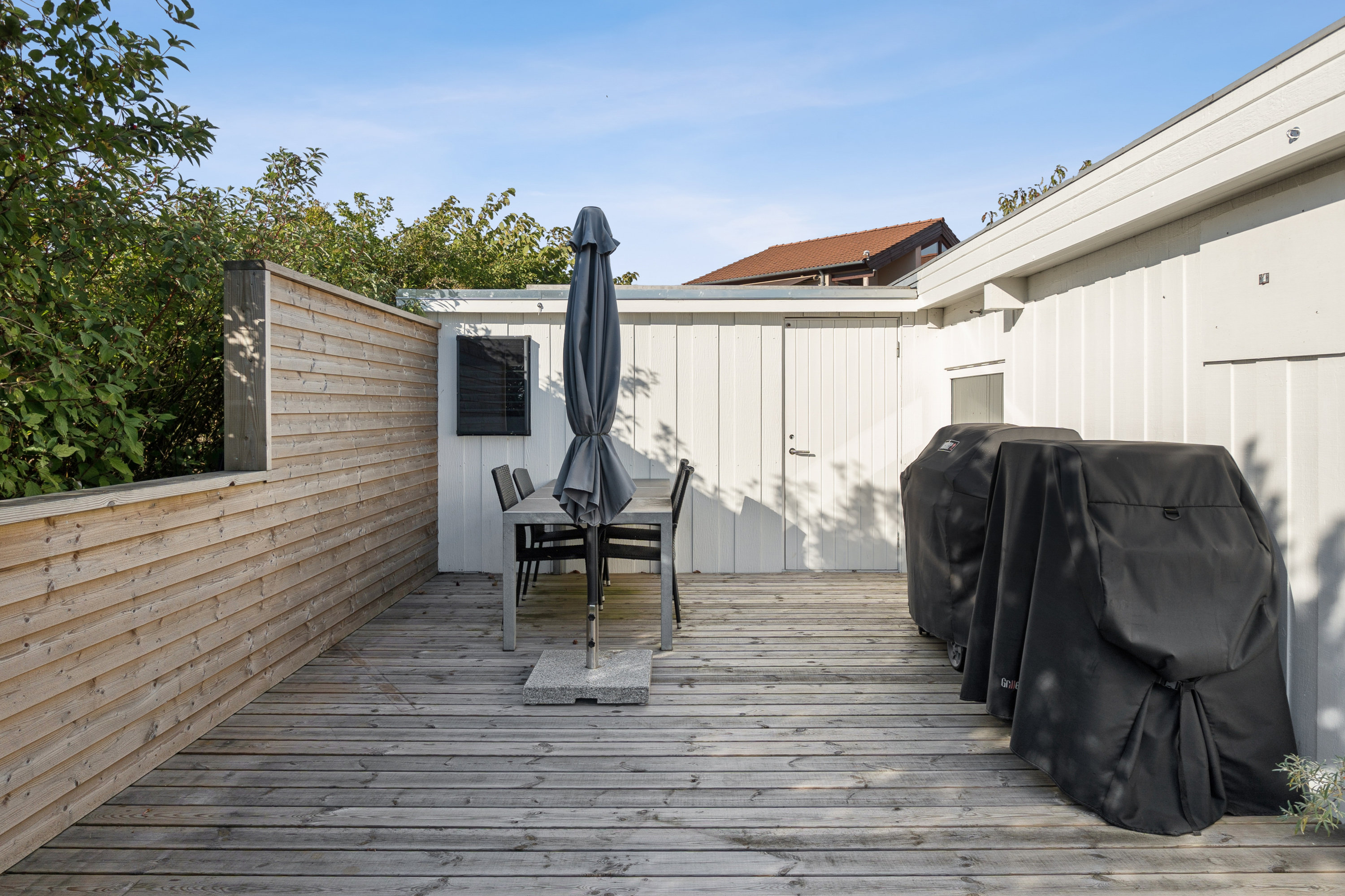 Fremhævet terrasse billede i fuldskærmstilstand. Billede af Skovbakken 27, 9240 Nibe