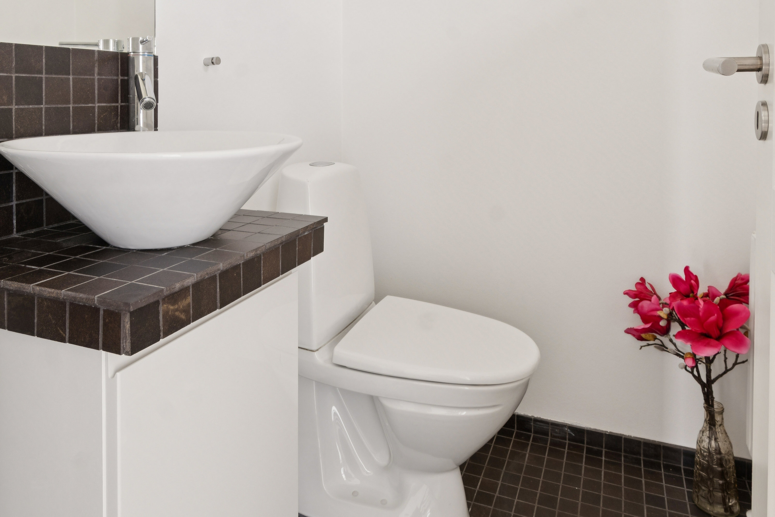 Fremhævet toilet billede i fuldskærmstilstand. Billede af Hyldevej 30, Enghaven, 3300 Frederiksværk