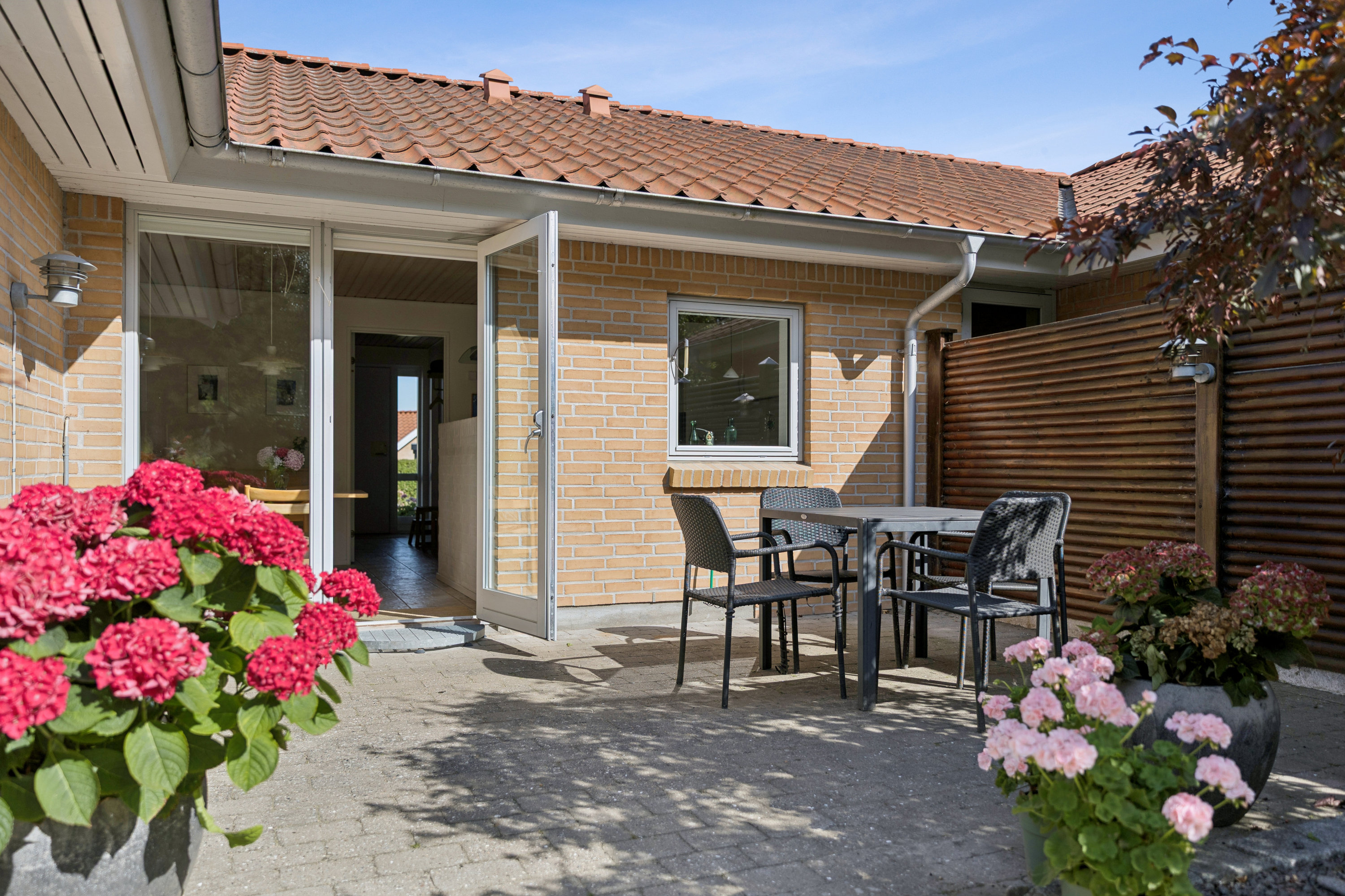 Fremhævet terrasse billede i fuldskærmstilstand. Billede af Overgårdsparken 37, Ugelbølle, 8410 Rønde