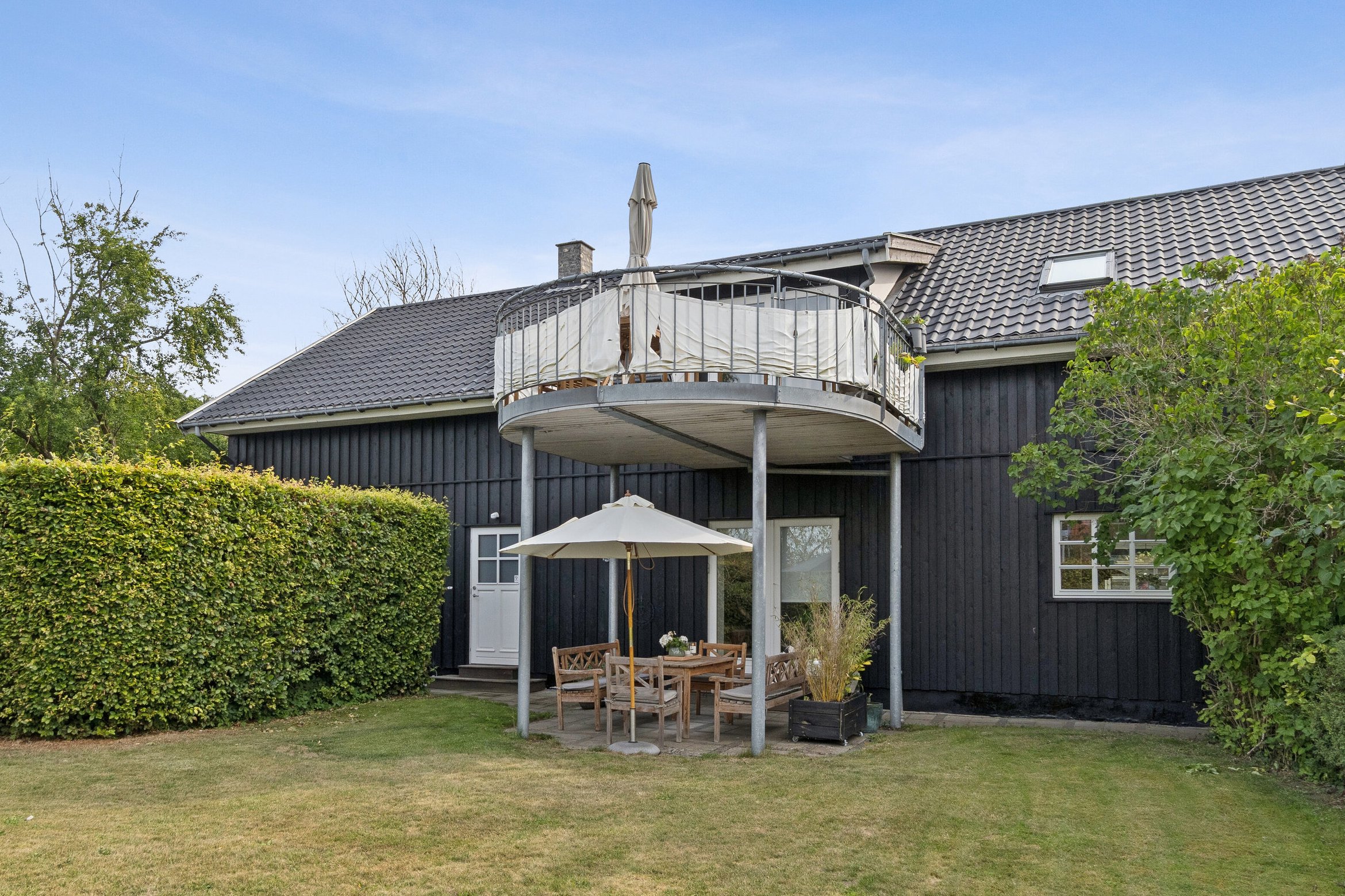 Fremhævet set fra haven billede i fuldskærmstilstand. Billede af Vinderød Enghavevej 3, st., Enghaven, 3300 Frederiksværk