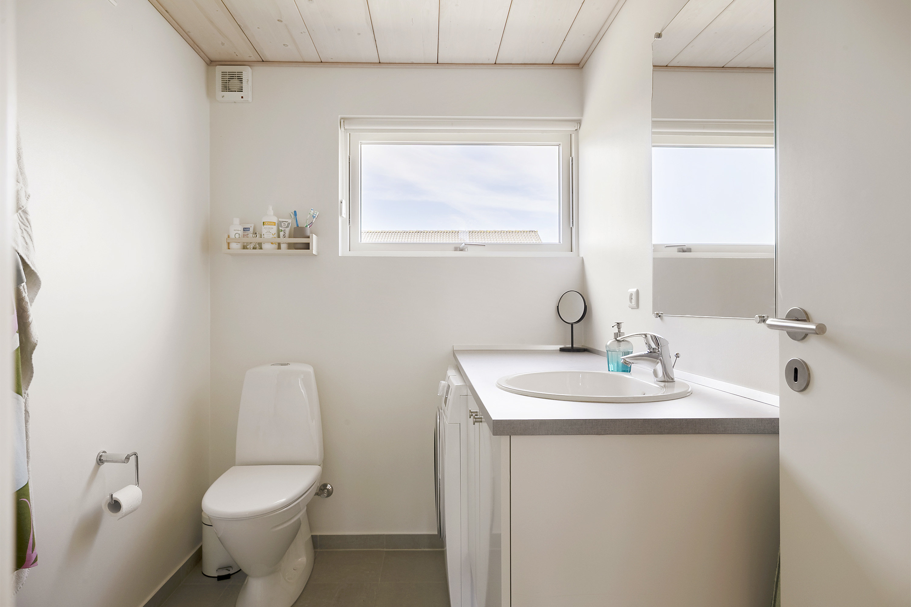 Fremhævet toilet billede i fuldskærmstilstand. Billede af Hoelgårdvej 22, 6100 Haderslev