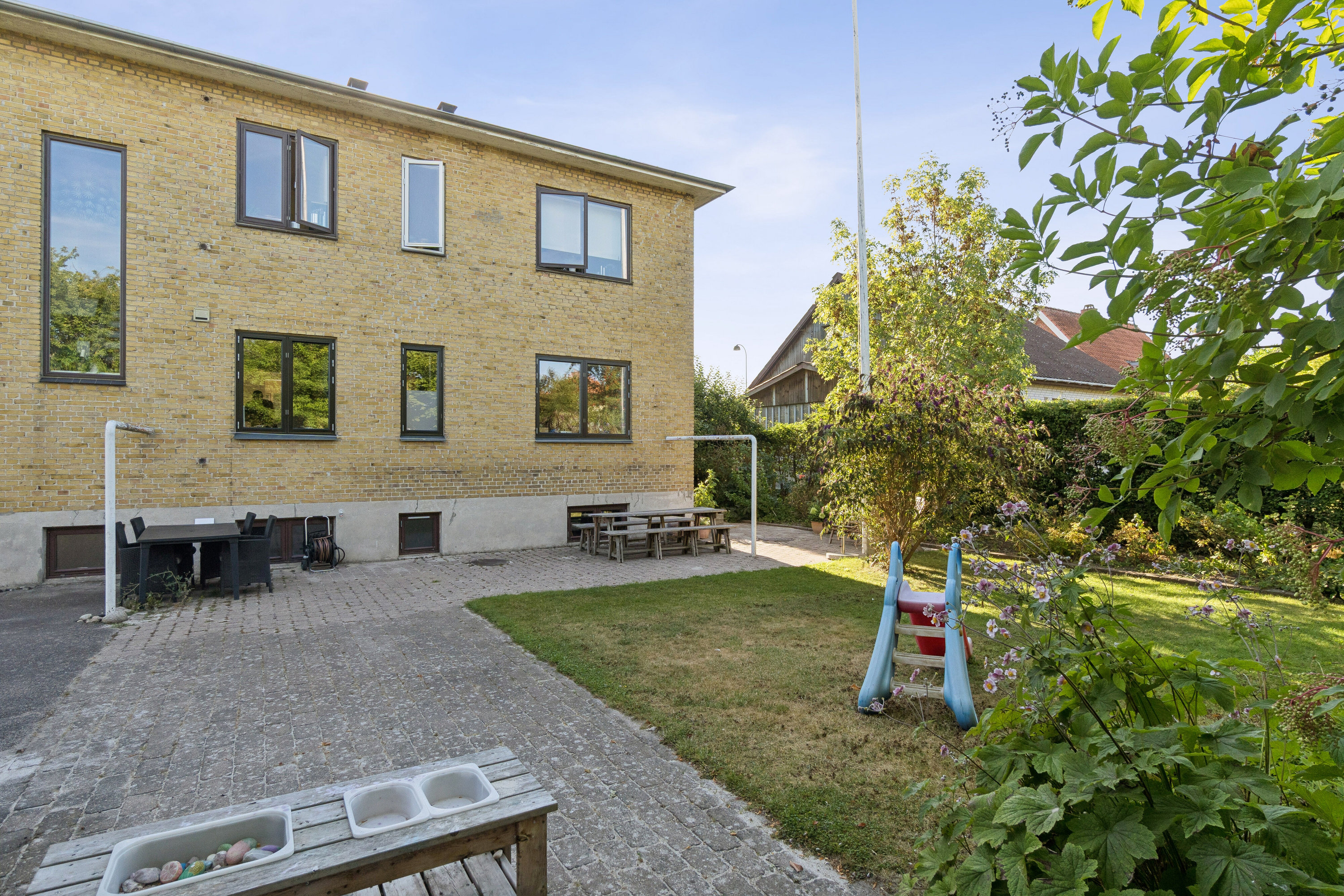 Fremhævet set fra haven billede i fuldskærmstilstand. Billede af Rødovrevej 17, st., 2610 Rødovre