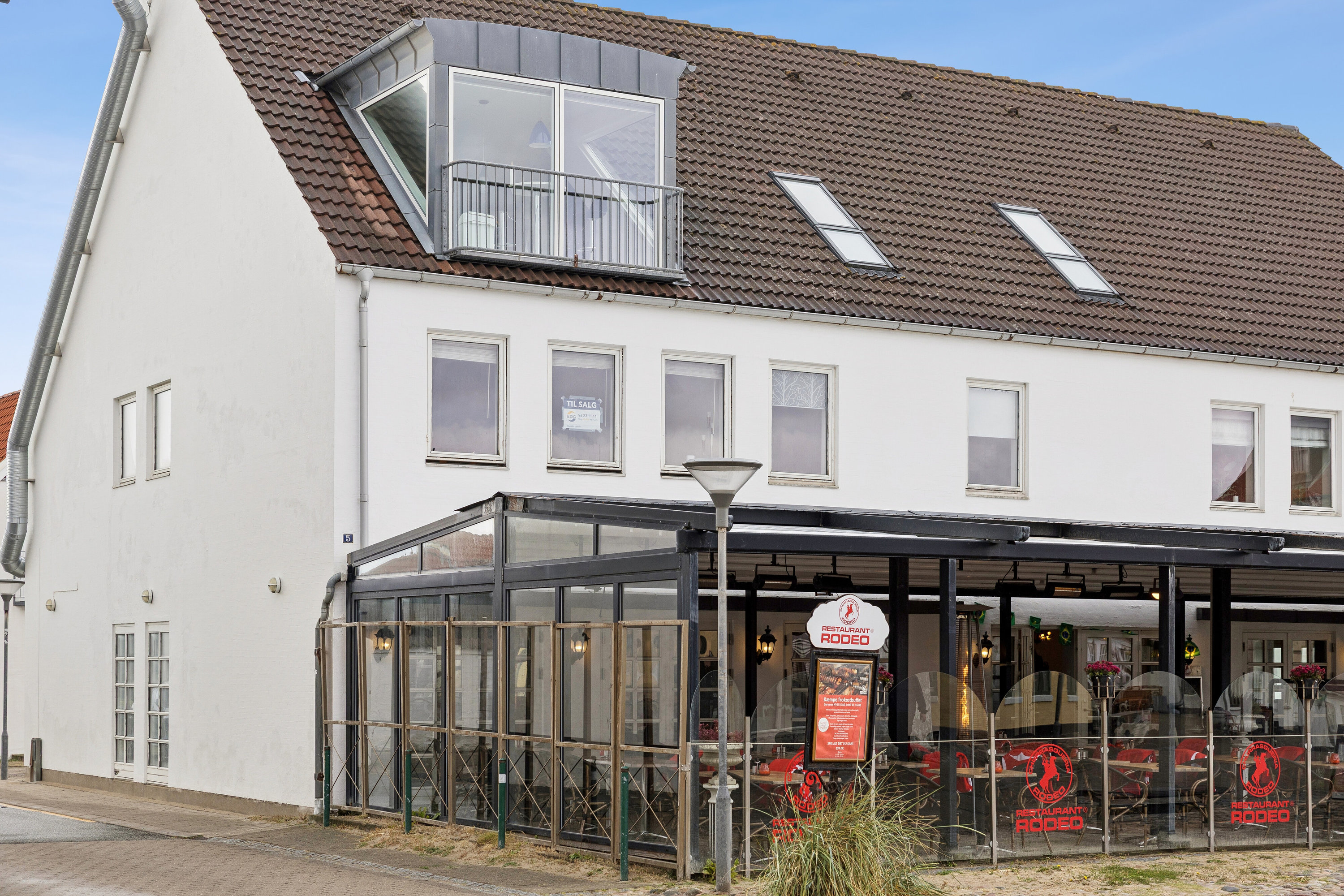 Fremhævet facade billede i fuldskærmstilstand. Billede af Nørregade 5C, 1. th., 9480 Løkken