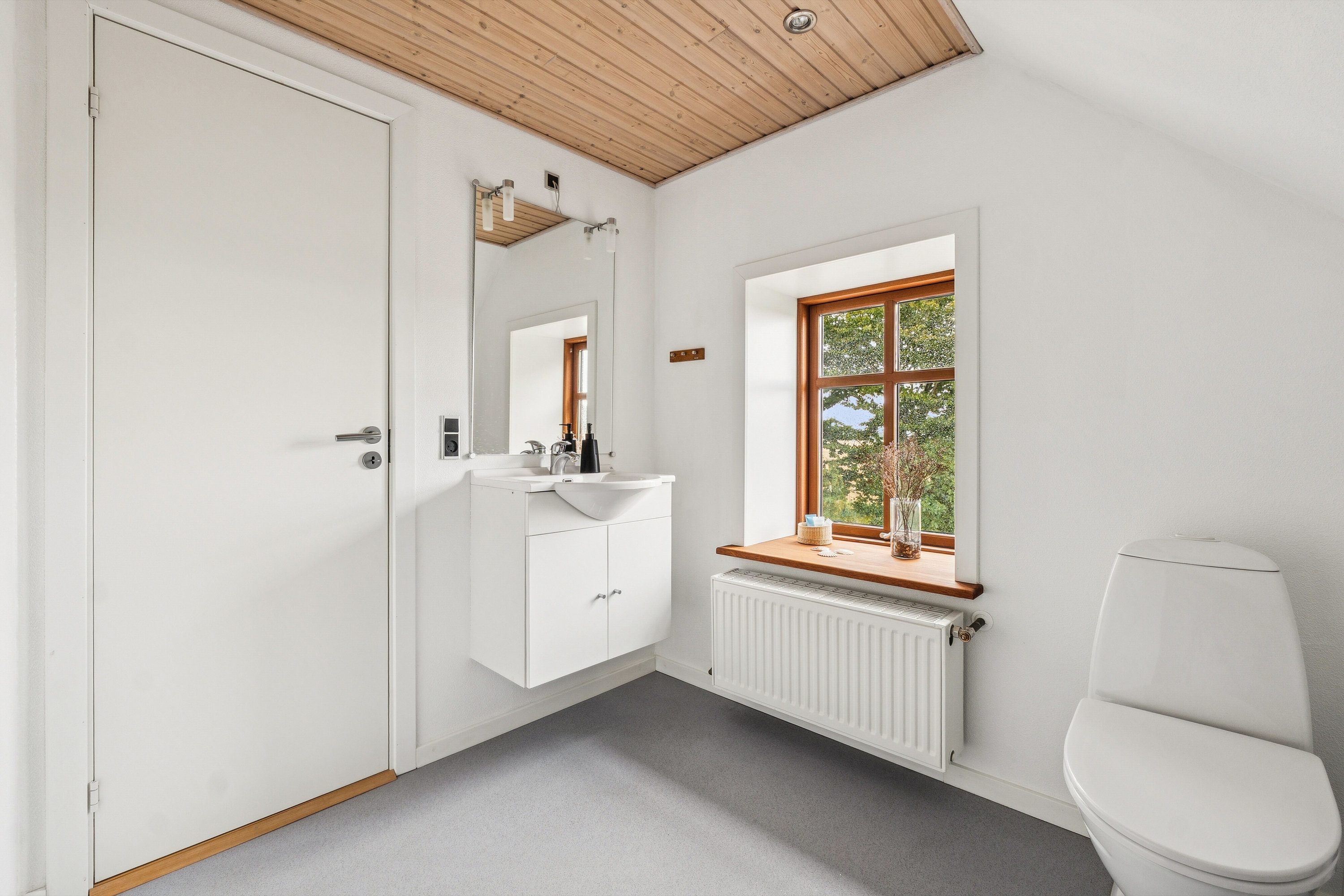Fremhævet toilet billede i fuldskærmstilstand. Billede af Kongsengene 42, Vrensted, 9480 Løkken