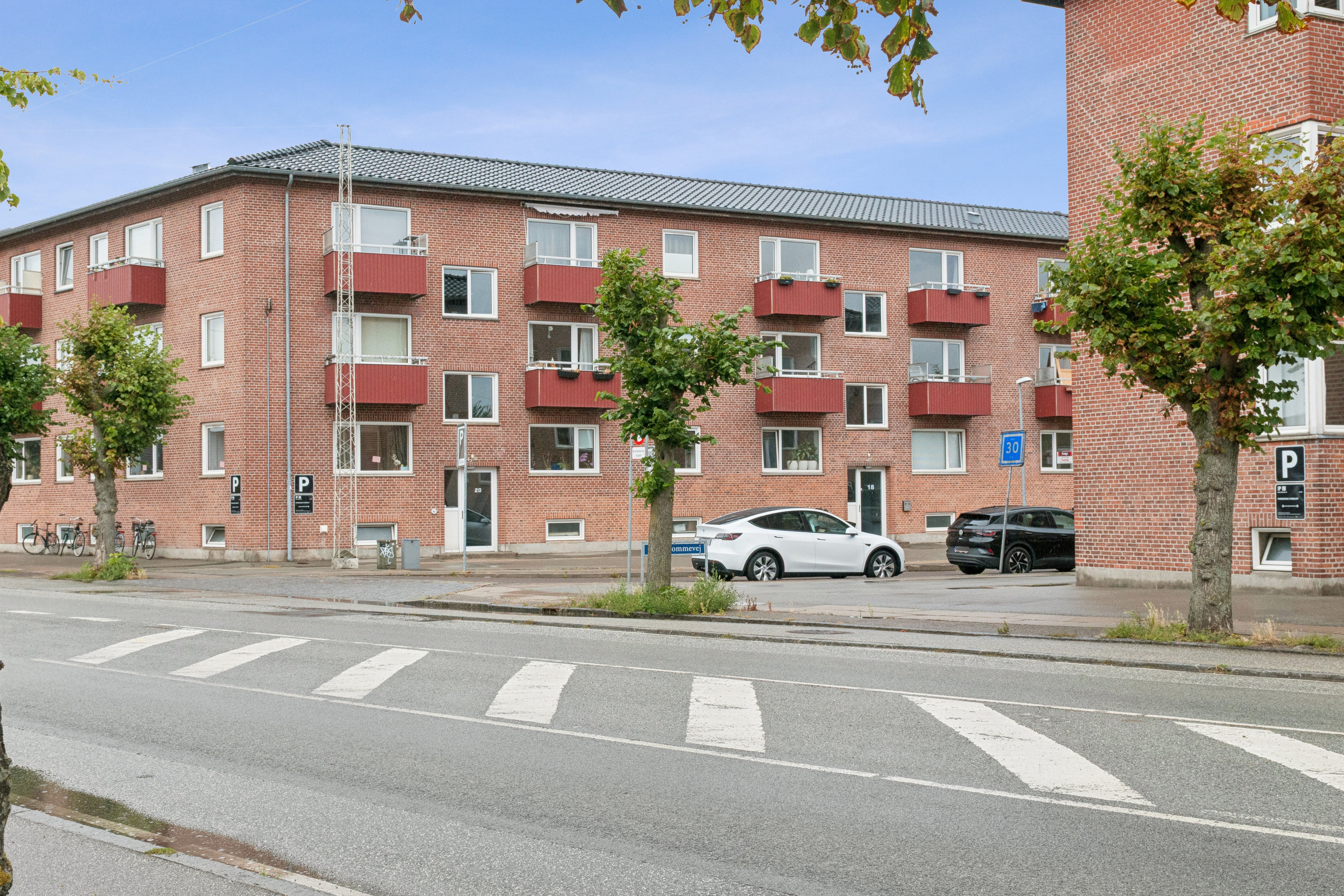 Fremhævet andet billede i fuldskærmstilstand. Billede af Guldblommevej 18, 1. th., 2770 Kastrup