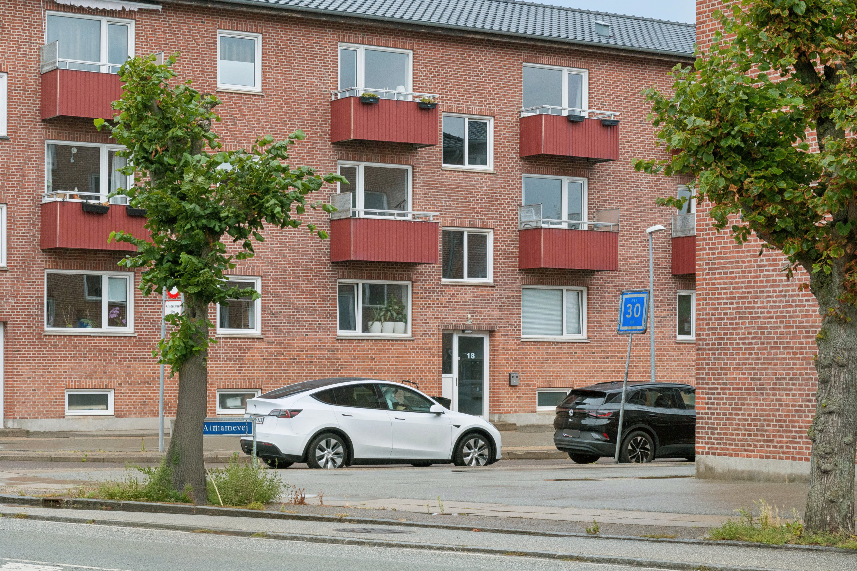 Fremhævet andet billede i fuldskærmstilstand. Billede af Guldblommevej 18, 1. th., 2770 Kastrup