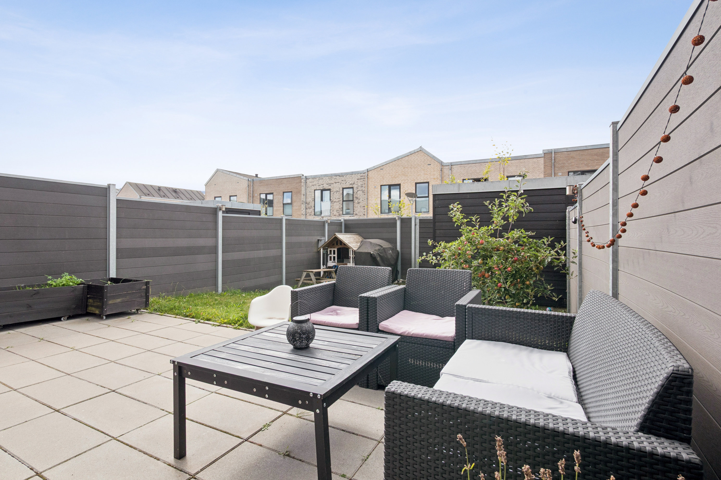 Fremhævet terrasse billede i fuldskærmstilstand. Billede af Stenkløvervænget 11, 2625 Vallensbæk