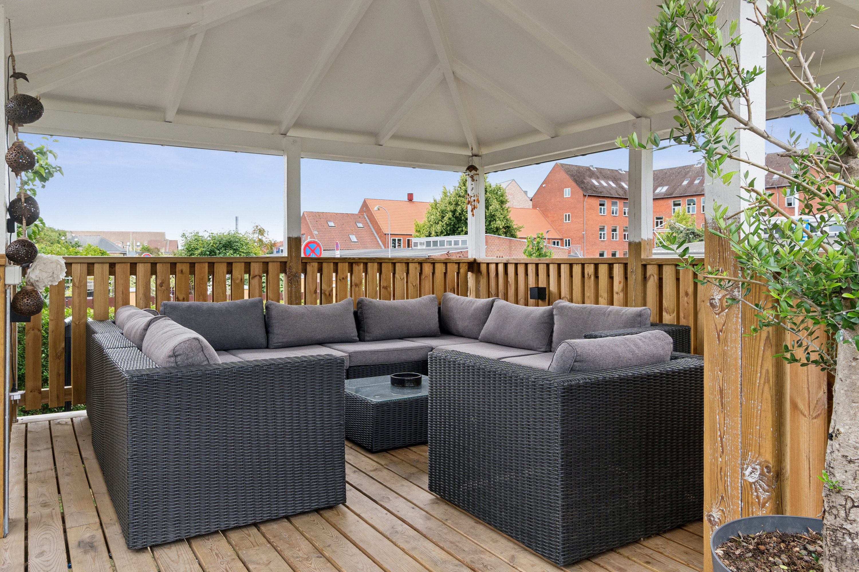 Fremhævet overdækket terrasse billede i fuldskærmstilstand. Billede af Plovheldvej 9, 2650 Hvidovre