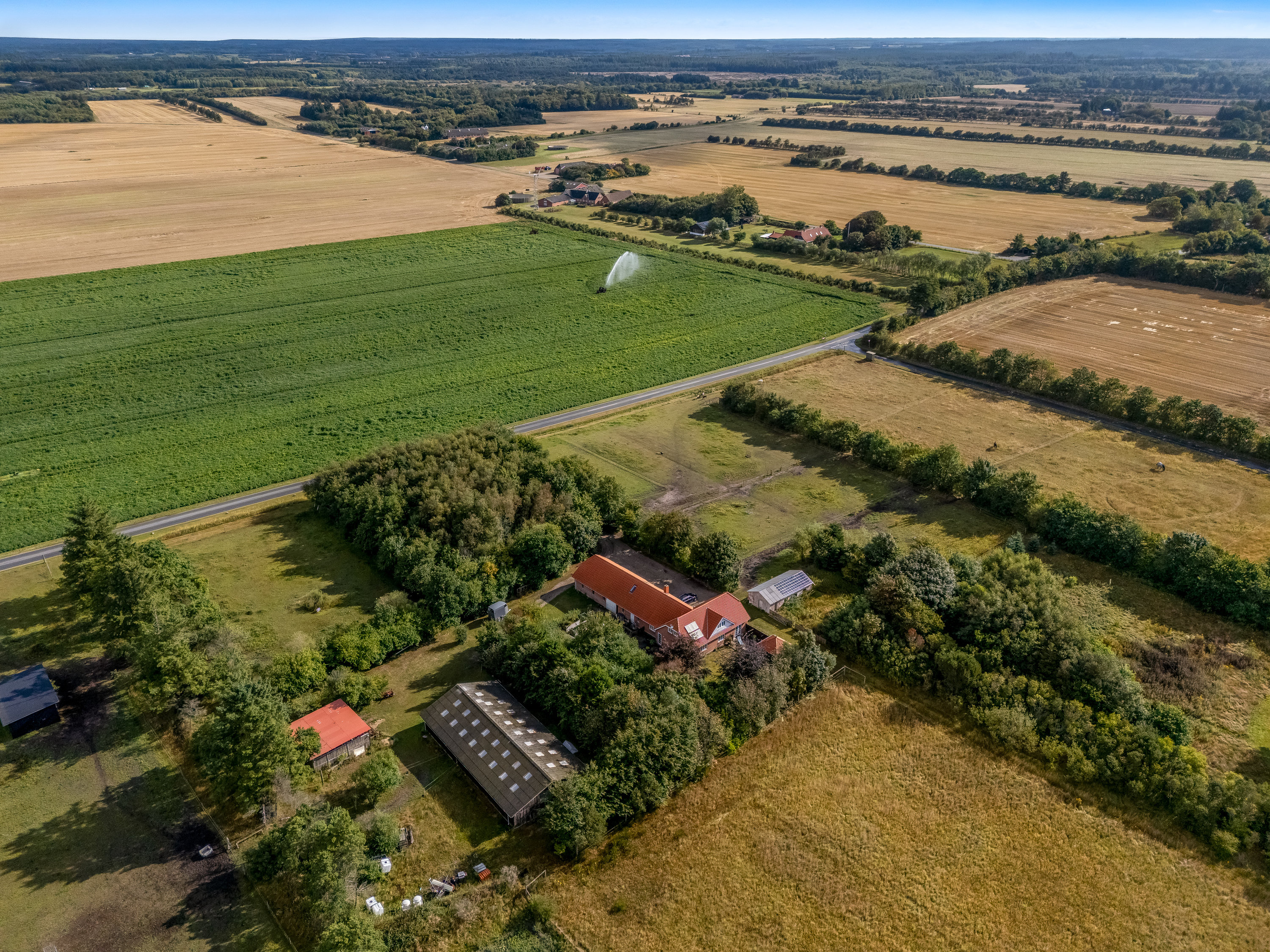 Fremhævet luftfoto billede i fuldskærmstilstand. Billede af Hvingelvej 8, Hee, 6950 Ringkøbing