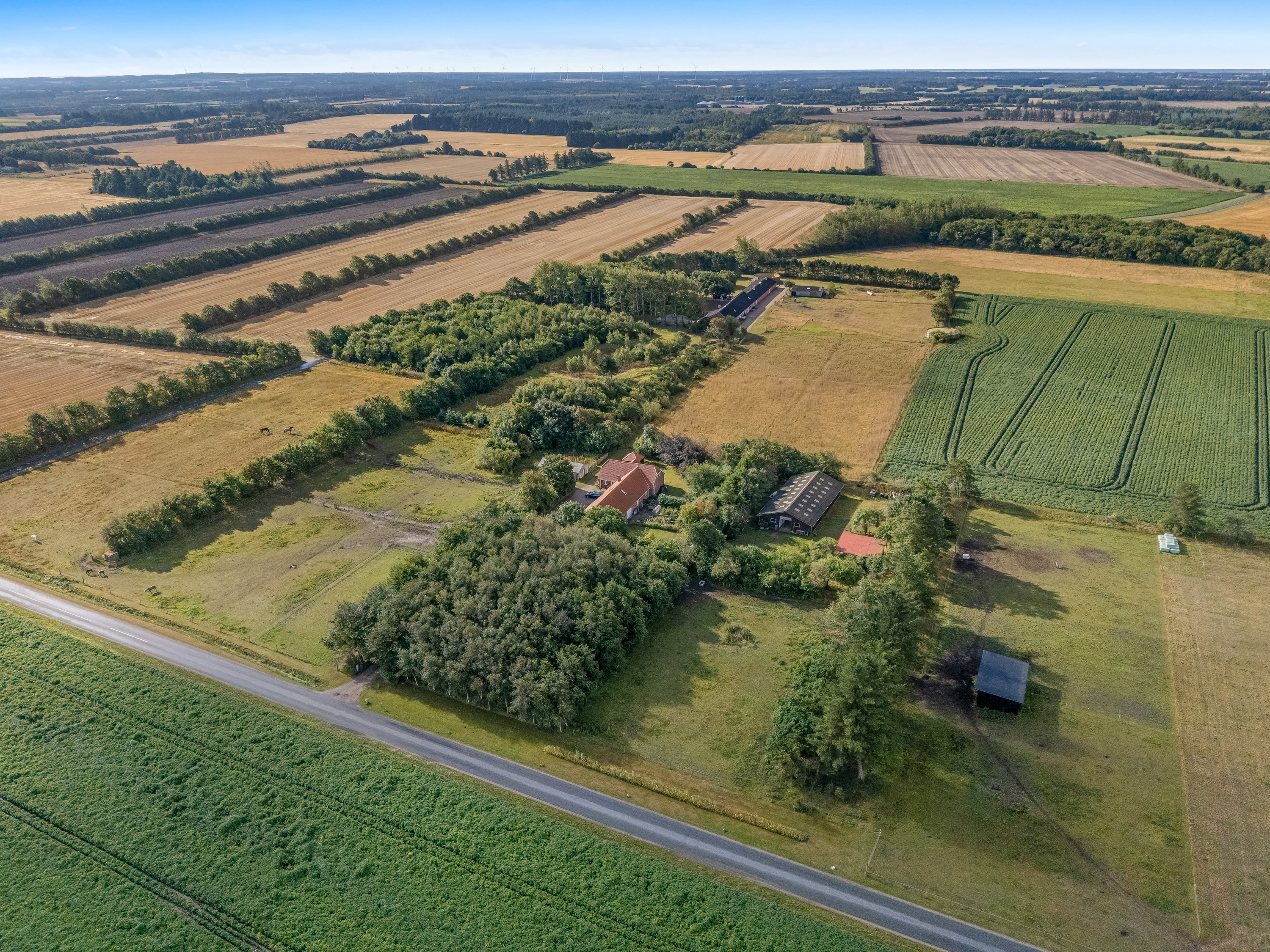 Fremhævet luftfoto billede i fuldskærmstilstand. Billede af Hvingelvej 8, Hee, 6950 Ringkøbing
