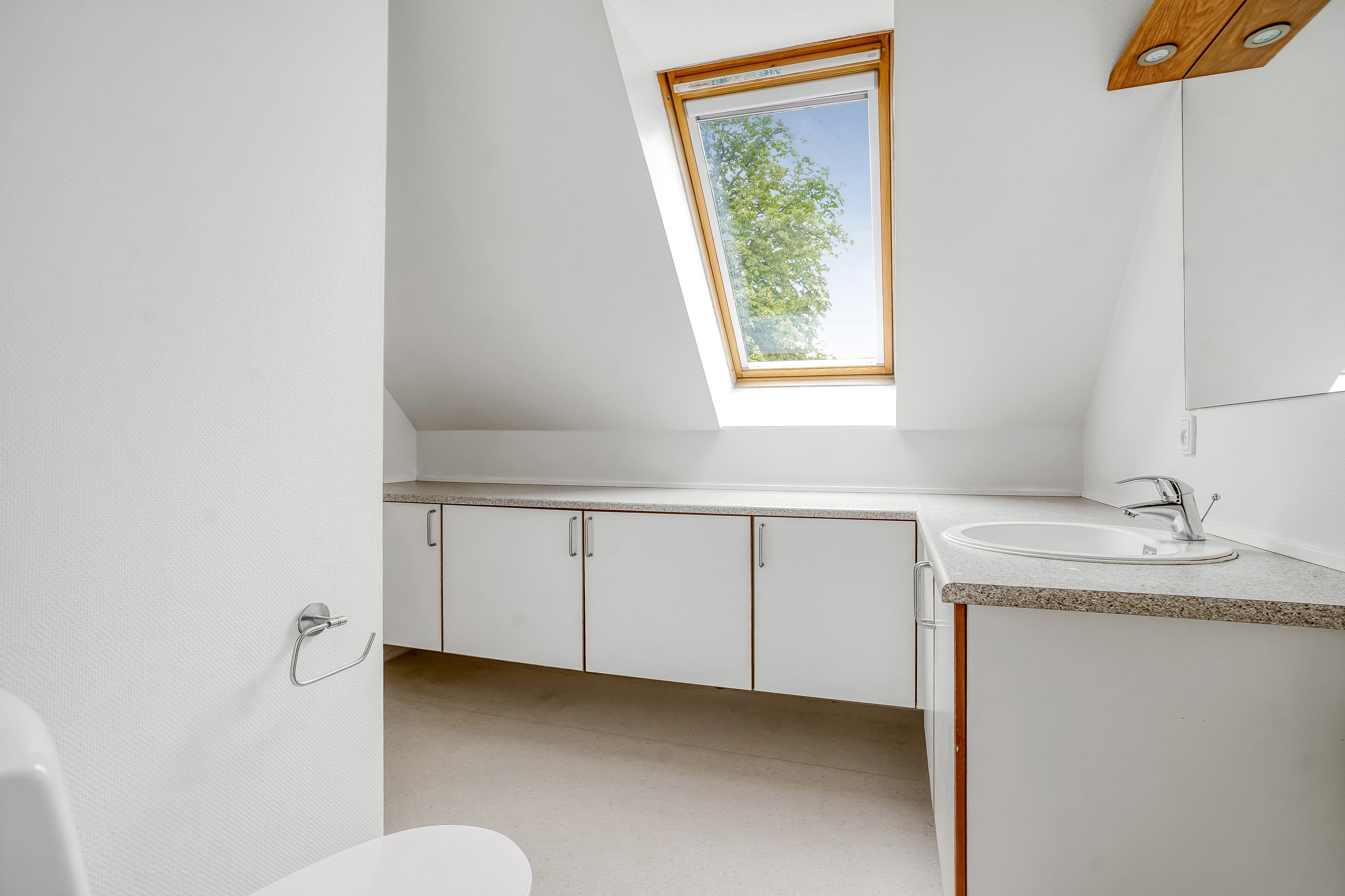 Fremhævet toilet billede i fuldskærmstilstand. Billede af Neder-Holluf-Vej 14A, Neder Holluf, 5220 Odense SØ