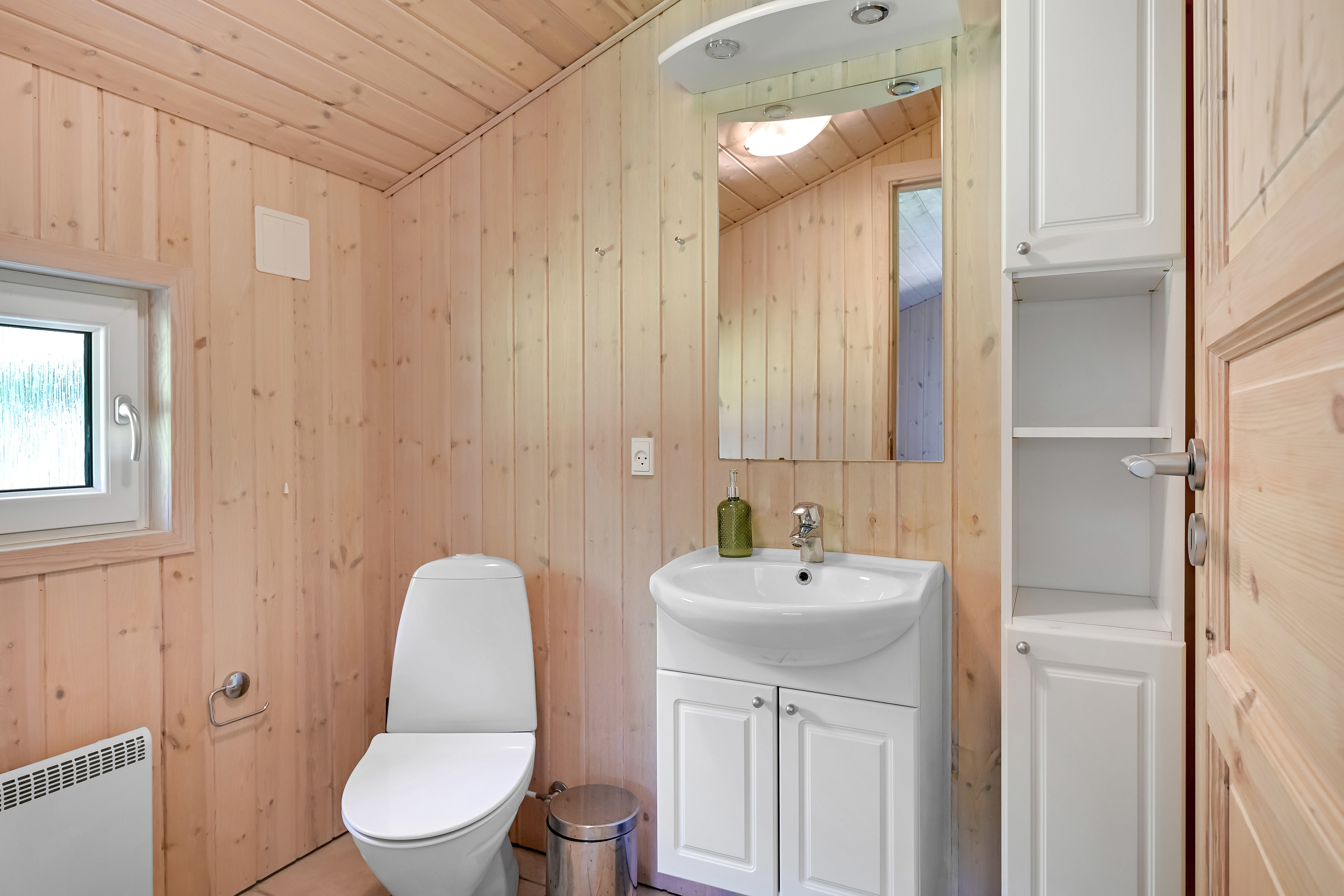 Fremhævet toilet billede i fuldskærmstilstand. Billede af Enebærvangen 11, Jegum, 6840 Oksbøl