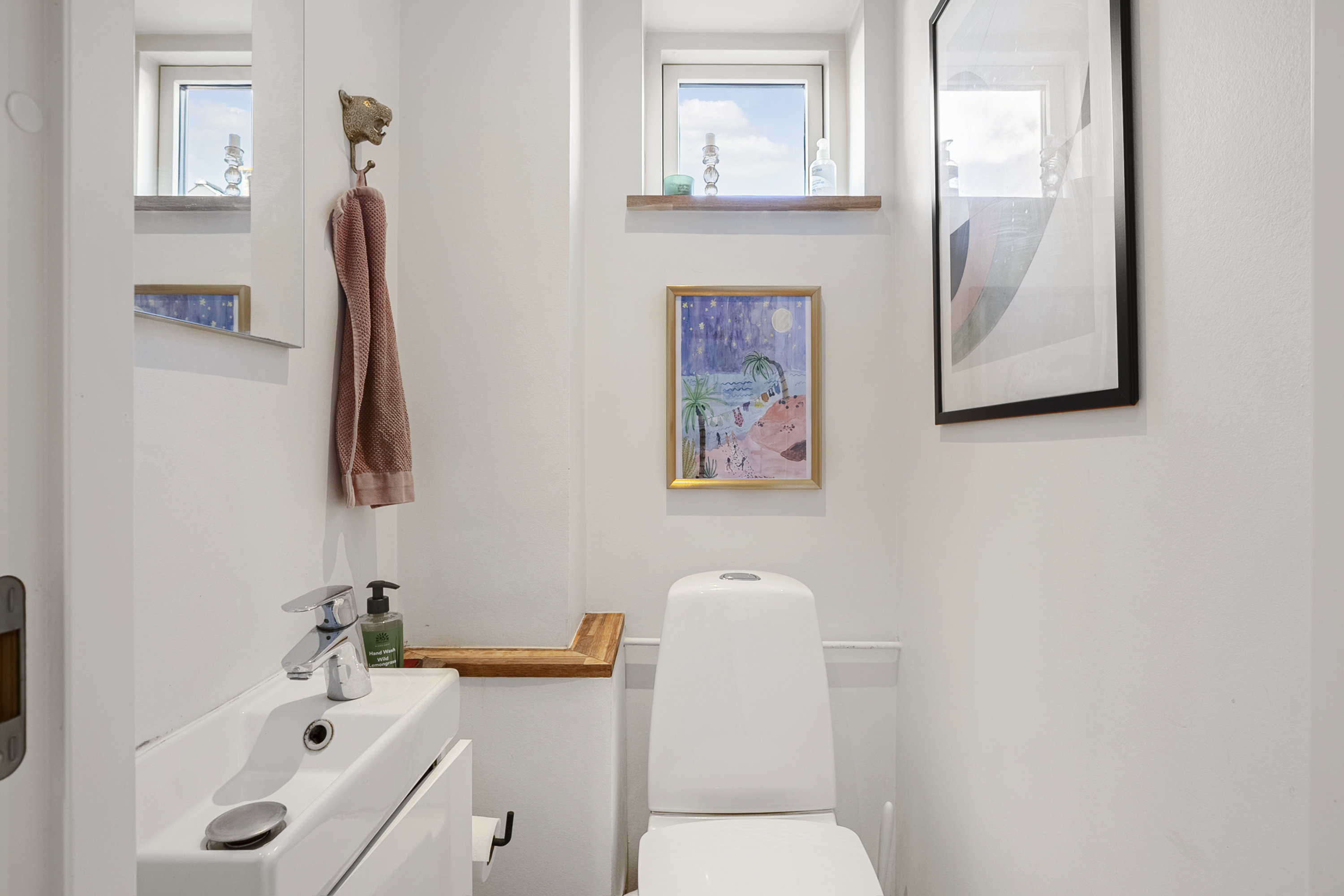 Fremhævet toilet billede i fuldskærmstilstand. Billede af Pæonvænget 11, 5000 Odense C
