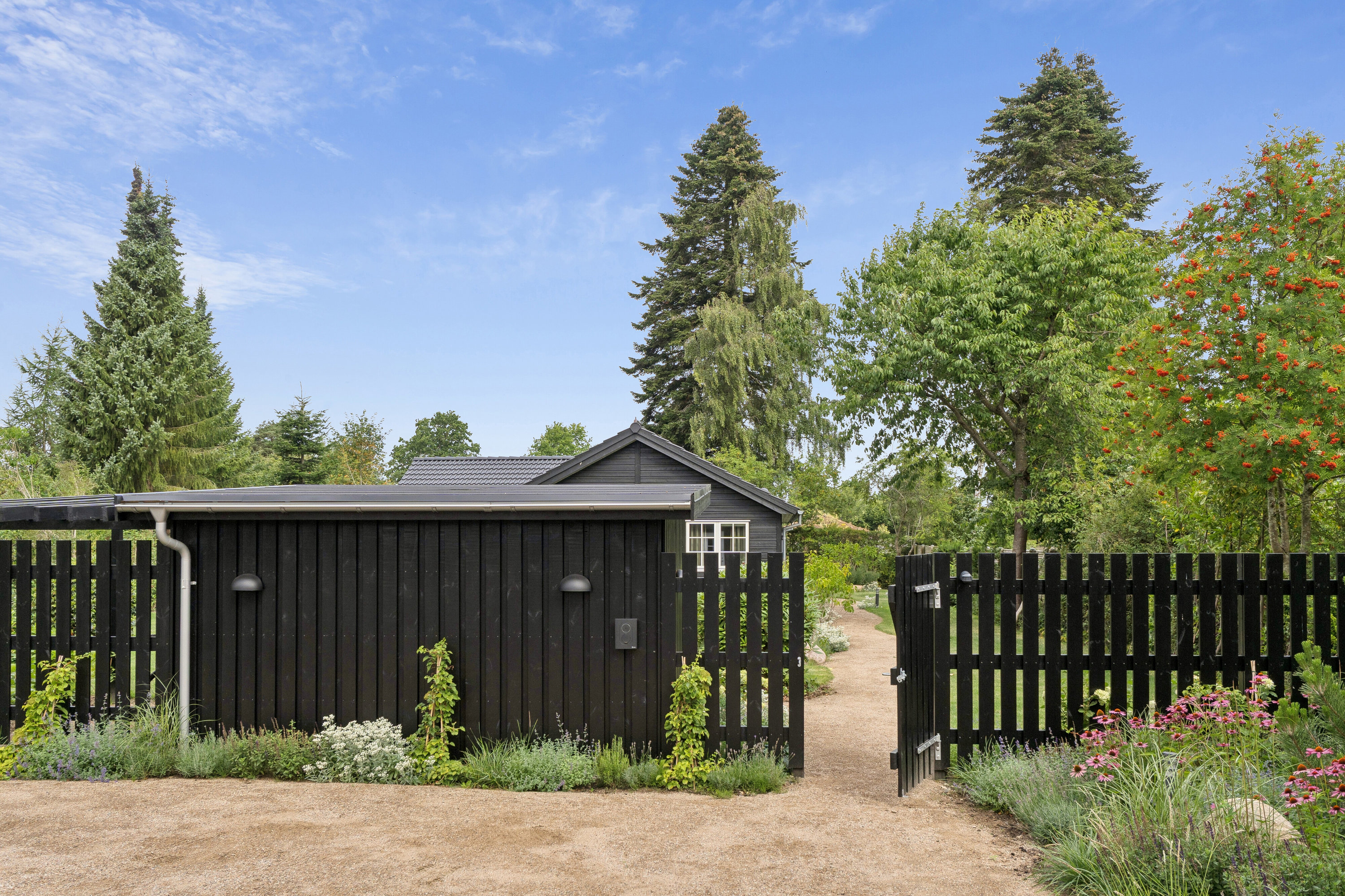 Fremhævet set fra haven billede i fuldskærmstilstand. Billede af Rosenvej 31, 3100 Hornbæk